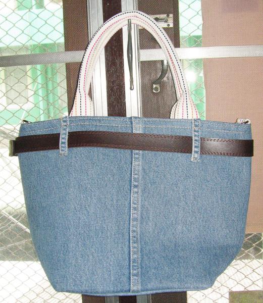 สินค้าหมดค่ะ กระเป๋ายีนส์แบบถือหรือสะพายข้าง ลายดอกกุหลาบค่ะ