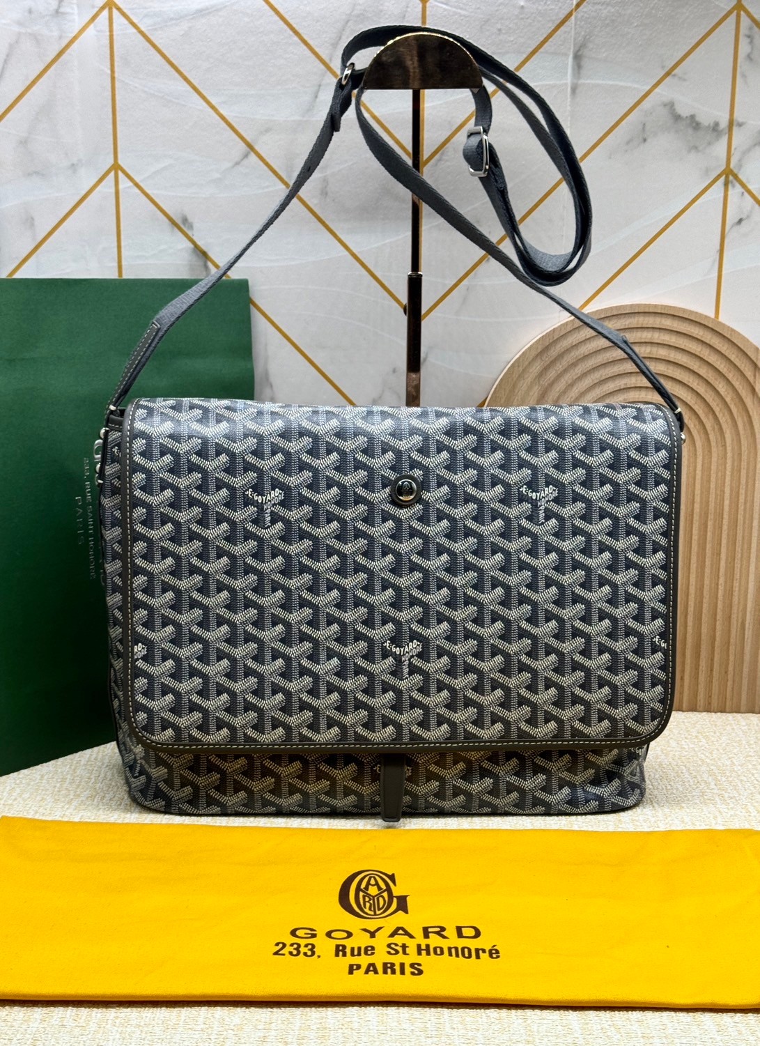 GOYARD Capetien MM Messenger Bag กระเป๋าแมสเซ็นเจอร์ใบใหญ่ ที่สุดของความหรู ตอบโจทย์การใช้งานจุของได้เยอะ เอกสาร แทปเล็ต พร้อมสายสะพาย ใช้งานง่าย ใบจริงสวยงามตามรูปค่ะ