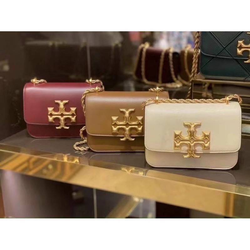 TORY BURCH ELEANOR SMALL CONVERTIBLE SHOULDER BAG ฮอตไอเท็ม รุ่นนี้ขายดีขายหมด สวยหรู คุณหนู ผู้ดี!! หายากมากแล้วน้า กระเป๋าสะพายข้าง ดีไซน์อยู่ทรง ขนาดกำลังสะดวกใช้สำหรับสาว วัสดุหนังแท้เต็มใบ สีทูโทน เปิด-ปิดด้วยแถบแม่เหล็ก ภายในแบ่งสัดส่วนได้เป็นอย่างด