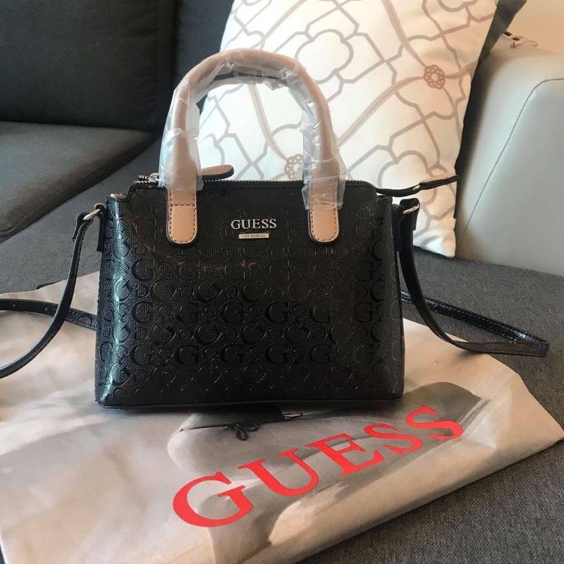 GUESS BALDWINPARK MINI BAG กระเป๋าถือหรือสะพาย วัสดุ Saffiano PU คุณภาพดี นิ่ม น้ำหนักเบา ด้านหน้าประดับด้วยโลโก้แบรนด์สวยหรู ตัวกระเป๋าลาย G ทั้งใบ เปิดปิดกระเป๋าด้วยซิปสะดวกใช้ ด้านในโล่งกว้างมีช่องสำหรับใส่ของหลายช่อง ใส่กระเป๋าสตางค์ใบกลางได้ ใส่Iphon