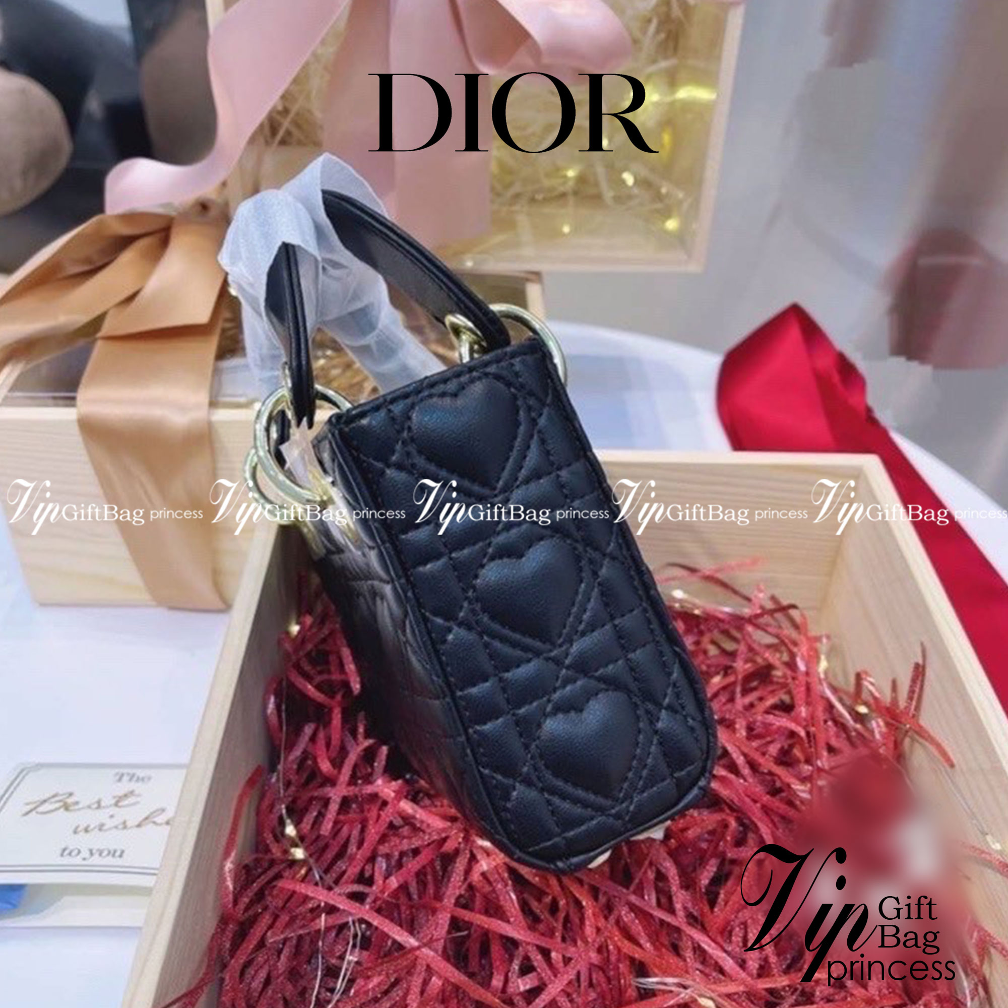 DIOR CD LADY BAG Lambskin with Heart Motif Black / Christian Dior Lady Dior Ultra-Matte Bag ดีไซน์เรียบง่าย แต่แฝงไปด้วยความหรูหรา ทรงกล่องคลาสสิค วัสดุหนังแท้ลายหัวใจ มีหูจับในตัวและสายครอสบอดี้สุดเลิศ แนะนำถือออกงานคือแพรวพราว โดดเด่นกว่าใคร จัดไปจ้า คุ