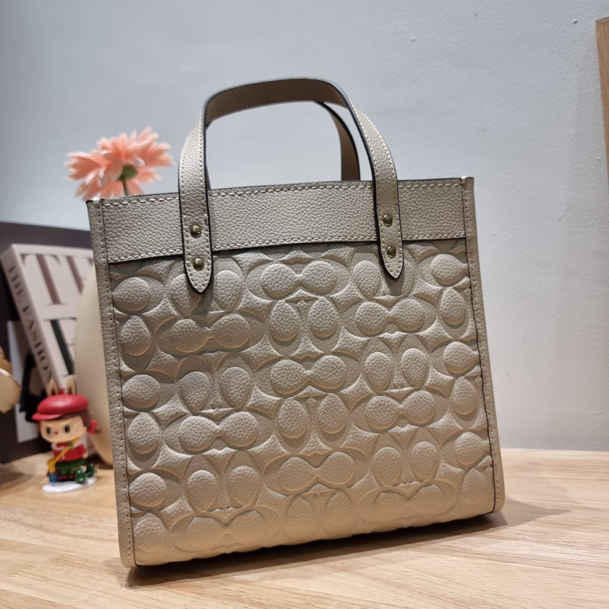 COACH C4829 FIELD TOTE 22 IN SIGNATURE LEATHER คอลเลคชั่นสุดหรู กับกระเป๋าทรงโท้ท ไซส์กำลังสวย ดีเทลหนังปั๊มเต็มใบ สีโทนผู้ดีม้าก บวกกับสายสะพายสีตัดกับกระเป๋า เพิ่มมูลค่าไปอีก ทำให้ไอเท็มนี้ดึงดูดทุกสายตา