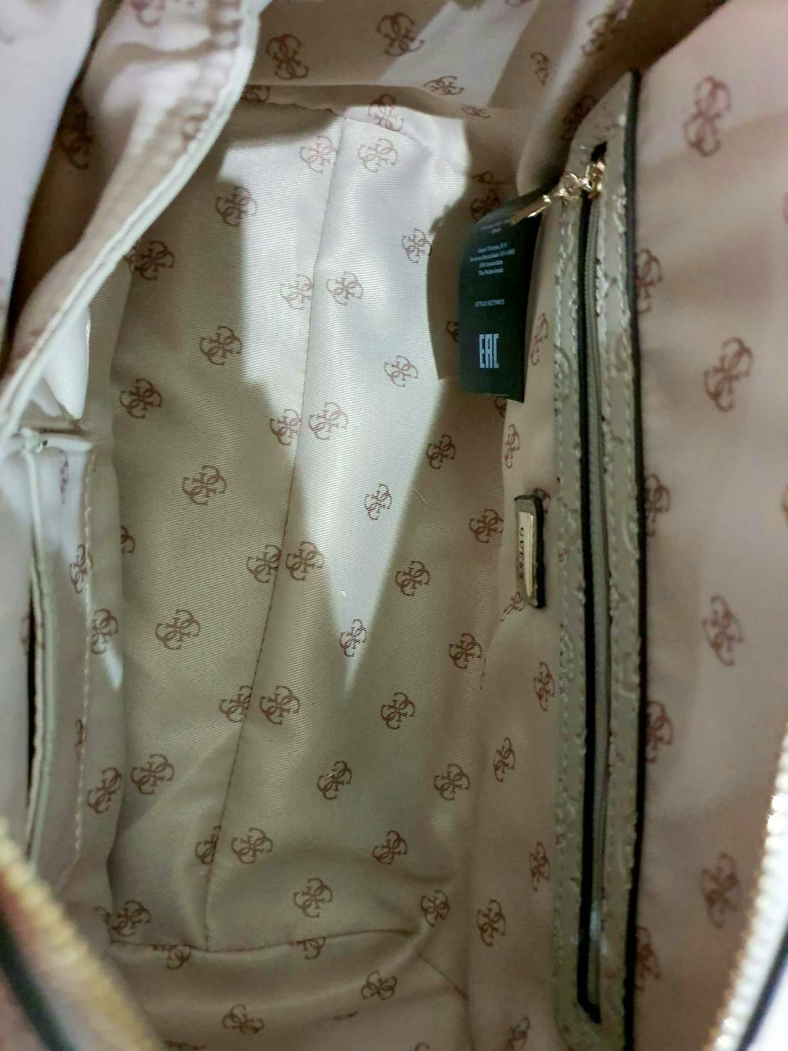 Guess Peony Classic Box Satchel คอลเลคชั่นใหม่สวยหรูจาก Guess กระเป๋าสะพายหนังนิ่มปั๊มแบรนด์รอบใบ ขนาดกำลังดี ฐานกระเป๋ามีหมุดรองฐานกันรอย หัวซิปปั๊มแบรนด์ ภายในกว้างจุของได้เยอะ มาพร้อมสายปรับและถอดออกได้ พร้อมส่ง 4 สี สวยทุกสี พลาดไม่ได้กับสาวยุคใหม่เลย