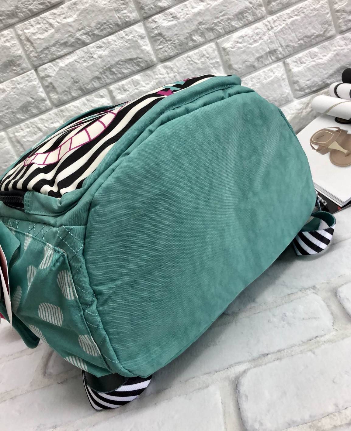 New arrival!! Kiplink Disney’s Alice In City Pack M Tea Party Colors / BP4312 kipling factory oem HK พร้อมส่ง 2018 กระเป๋าสะพายหลัง ฝาเปิดปิดแม่เหล็ก วัสดุNylonคุณภาพสูง กันนำ้ระดับนึง ด้านหน้ามีช่องซิปขนาดกลาง ใส่ของจุ ลายสวยมาก ช่วงกลางกระเป๋าแบบหูรูดช่