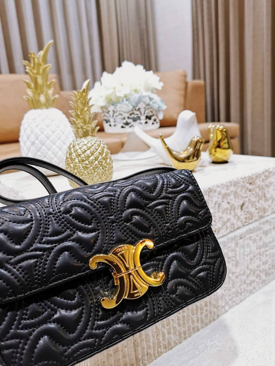 พร้อมส่งความสวย! ไอเท็มหายาก! ห้ามพลาดค่ะ! CELINE TRIOMPHE SHOULDER BAG VIP วัสดุหนังแท้ลวดลายเอกลักษณ์ของ CELINE TRIOMPHE ดีไซน์ยอดนิยมสไตล์สาว LISA เปิดปิดด้วยฝาปิดโลโก้แบรนด์อะไหล่ทอง ภายในโล่งกว้าง ใส่มือถือ กระเป๋าสตางค์ เครื่องสำอางค์ ของใช้จุกจิกได