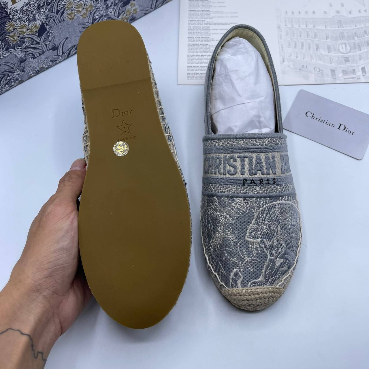 DIOR GRANVILLE ESPADRILLE SS21 Oblique Embroidered Cotton รองเท้าที่เป็นเอกลักษณ์ ที่สุดแห่งความหรูหราที่ใช้งานได้ทุกวัน ตัดเย็บจากผ้าฝ้ายปักลาย ประดับด้วยรายละเอียดสวยงาม งานเกรดออริจินอล 1:1 เหมือนที่สุด มีเลข Code ภาพสินค้าถ่ายจากงานขายจริง ไม่โป๊ะแตกแ