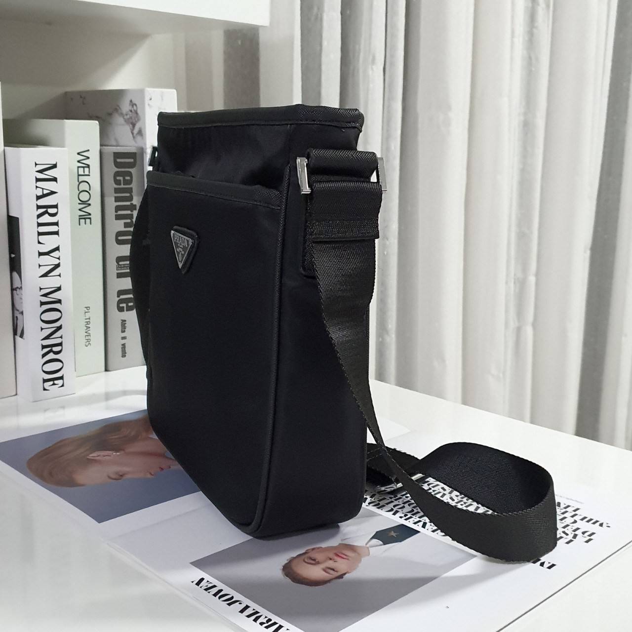 PRADA Re-Nylon logo-plaque messenger bag พร้อมส่งรุ่นใหม่ จากแบรนด์Prada ทรง Messenger ทรงยอดฮิตของคุณผู้ชายเลยค่ะ วัสดุทำจากผ้าNylon อย่างหนา กันน้ำได้คะ มีโลโก้แบรนด์อยู่ข้างหน้า ตัวกระเป๋าอยู่ทรง อะไหล่เงินทั้งใบ ด้านในบุผ้าลายแบรนด์อย่างดี เปิดปิดด้วย