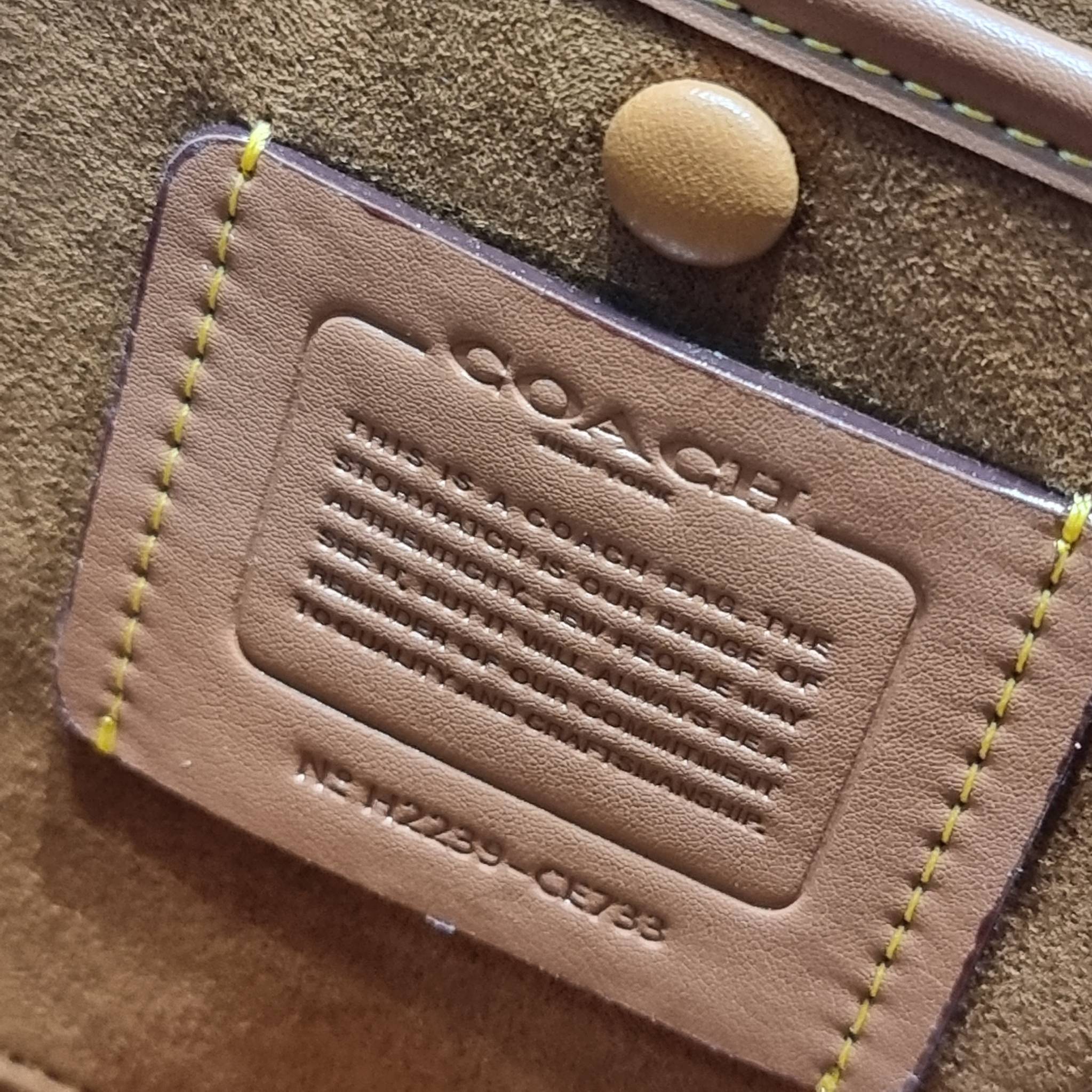 COACH brooke carryall in signature canvas CE733 ใหม่ล่าสุด อัพลุคคุณนายคุณหนูกันหน่อย กับกระเป๋าถือ/สะพายสุดหรู รูปทรงและดีไซน์ดูไฮน์มาก มีกุญแจล็อคซิปได้ วัสดุหนังแคนวาสตัดสลับหนังแท้ มีหูจับในตัว ภายในแบ่งสัดส่วนไว้อย่างดี ให้สามารถจัดเก็บของได้อย่างมีร