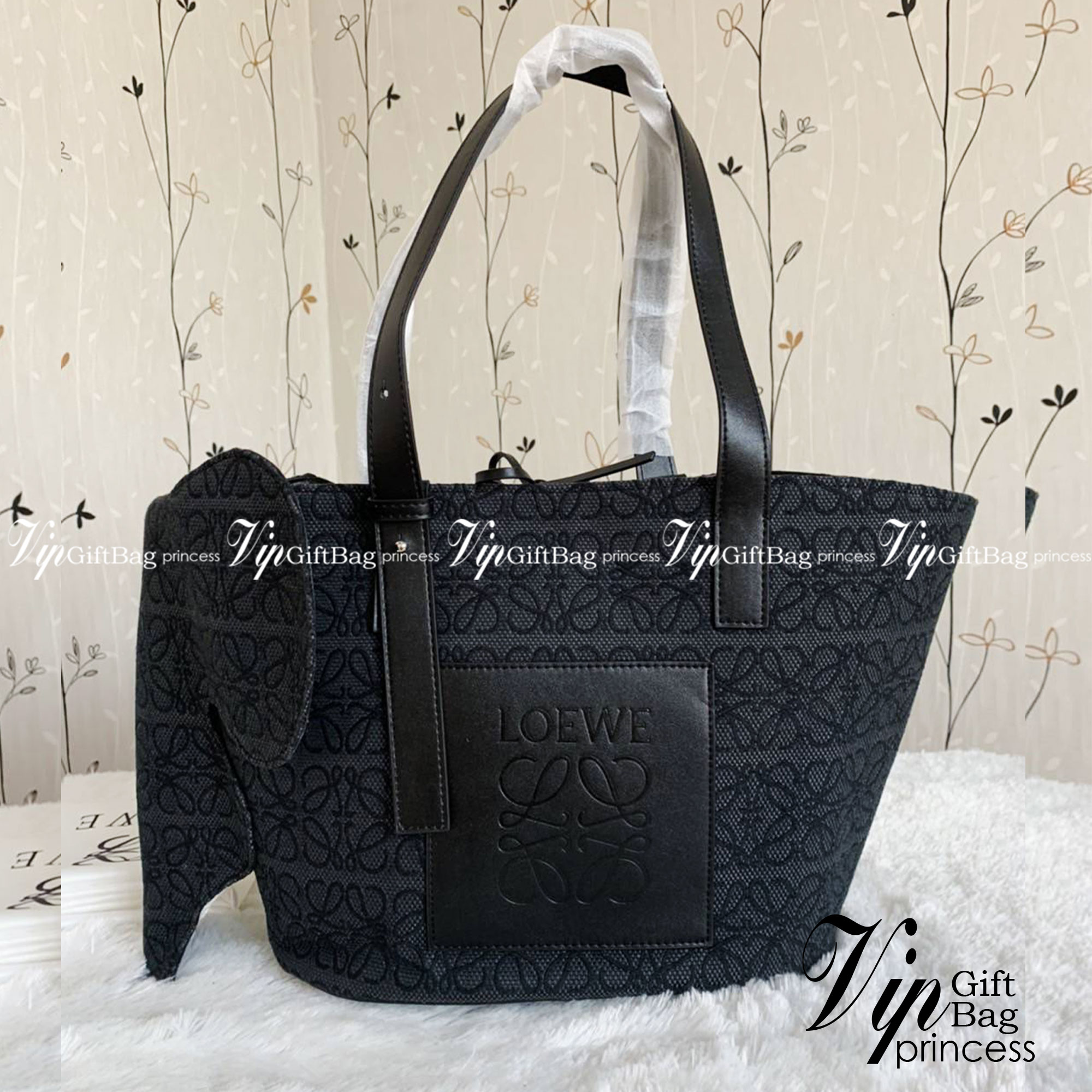 LOEWE Canvas Elephant Bag In Anagram Print คอลเลคชั่นใหม่ล่าสุด ดีไซน์รูปน้องช้าง น่ารักมากมาย งานแบรนด์หรูจาก โลเอเว่ (LOEWE) คงความเอกลักษณ์ด้วยวัสดุ Anagram Canvas Jacquard Fabric ผสมผสานหนังแท้ Calfskin ลงตัวสุดคลาสสิค ด้านในโลงกว้าง จุของได้เยอะเลยค่