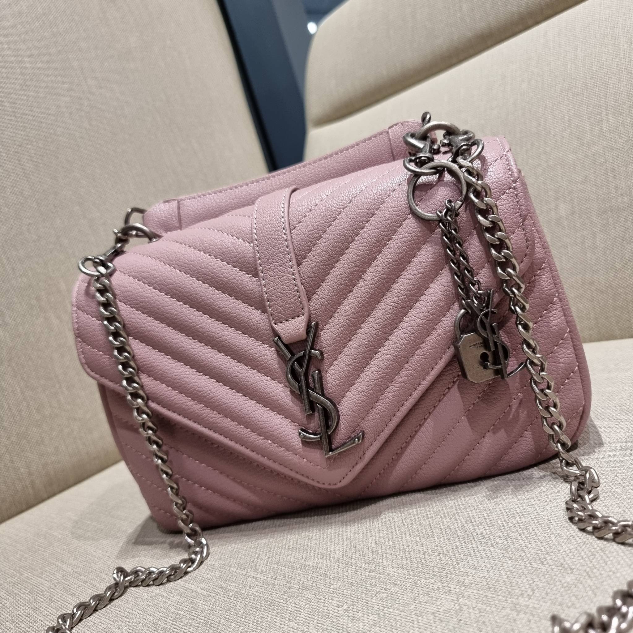 Yves Saint laurent crossbody boutique vip bag กระเป๋าสะพายไหล่ ดีไซน์ทรงสวยหรู พิเศษ แถมฟรี พวงกุญแจห้อยโลโก้ ดูแพงไปหมดจริงๆไอเท็มนี้ วัสดุหนังสังเคราะห์ลายคาร์เวีย เปิด-ปิดด้วยกระดุมแม่เหล็ก ภายในโล่งกว้าง แบ่งสัดส่วนไว้อย่างดี มาพร้อมหูจับในตัว และสายส