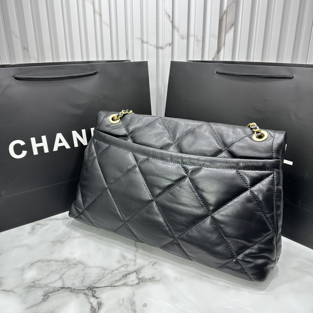 ORI หนังแท้ | Chanel Shopping Flap Bag Shiny Leather Black / Chanel Tote Bag 37cm กระเป๋าสะพายทรงโท้ทใบใหญ่ ภายในโล่งกว้างจุของได้เยอะ คอลเลคชั่นฤดูใบไม้ร่วง-ฤดูหนาว 2025/26 ถ่ายทอดเสน่ห์เย้ายวนเหนือกาลเวลา
