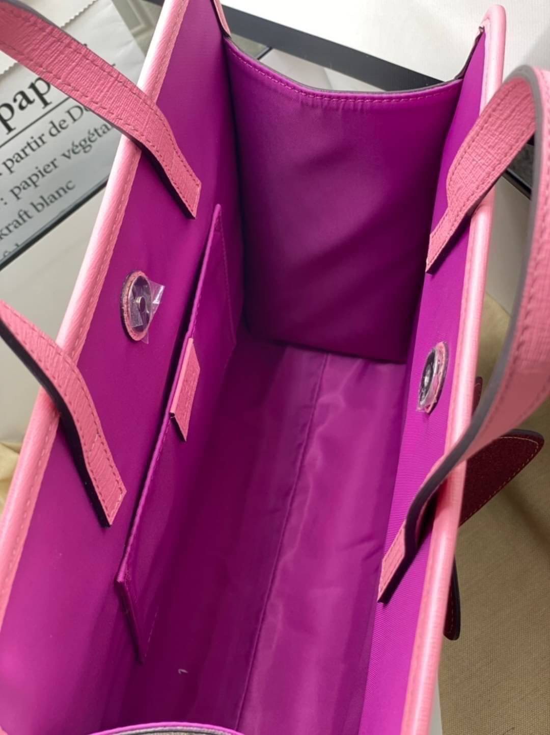 Ori GUCCI Children's tote bag GG kids ที่สุดของความน่ารัก ลิมิเต็ดแบบไม่มีเอาท์ สาวๆสายหวานไม่ควรพลาดด้วยประการทั้งปวงเลยค่าา หนังแท้เกรดดีที่สุด พิมพ์ลายแบรนด์รอบใบเทคเจอร์สวยอยู่ทรง ภายในมีโลโก้กว้างและจุสุดๆใส่สัมภาระได้เยอะ ภาพถ่ายจ