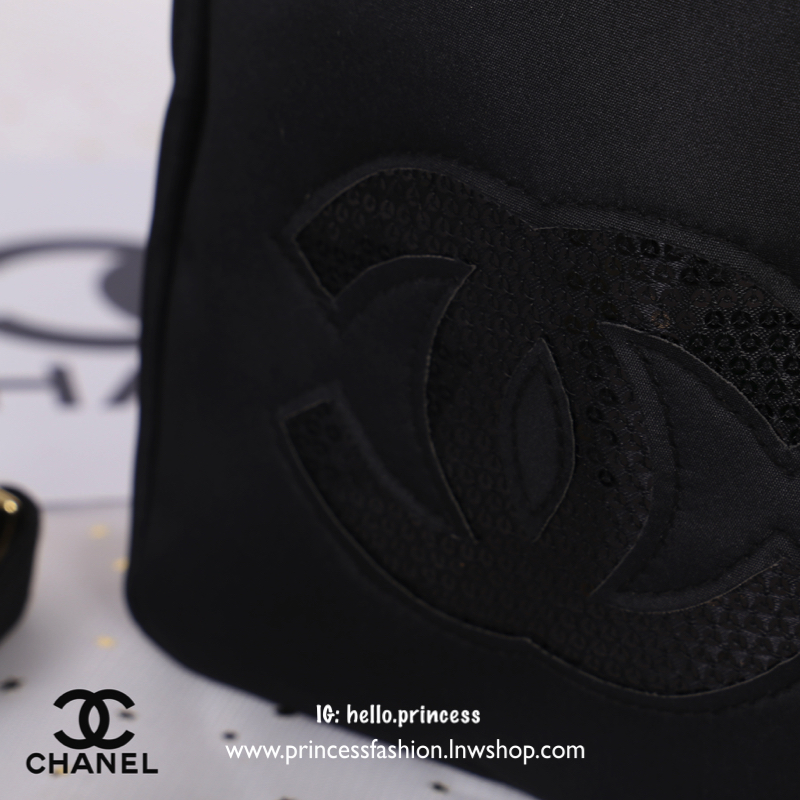 Chanel VIP Gift Nylon crossbody Bag กระเป๋าสะพาย VIP Gif จากแบรนด์ chanel ทรงสวย วัสดุผ้าไนล่อน คุณภาพดี น้ำหนักเบา อะไหล่ทอง ด้านหน้าเย็บโลโก้ CC ปักเลื่อมสวยหรูตามแบบฉบับแบรนด์ ขนาดกำลังน่ารัก ซับในพิมพ์ลายโลโก้แบรนด์สวยๆ รุ่นนี้มาพร้อมสายสะพายยาว ถอดได