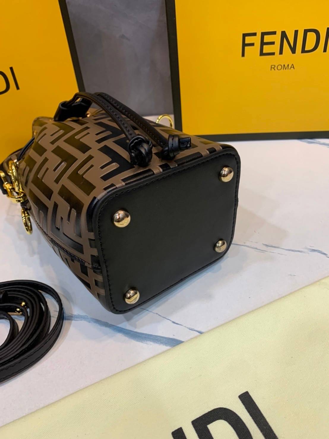 FENDI MON TRESOR Brown leather mini-bag กระเป๋าถือหรือสะพายไหล่ทรงขนมจีบสุดคลาสสิก วัสดุหนังแท้อย่างดี ลวดลายเอกลักษณ์ตามแบบฉบับแบรนด์ สวยหรู ดูแพง คุณนายสุดไปเลยค่า ถือแล้วสวยมากๆ จุของได้กำลังดี ทรงนี้ต้องมีติดตู้ไว้สักใบนะคะ!