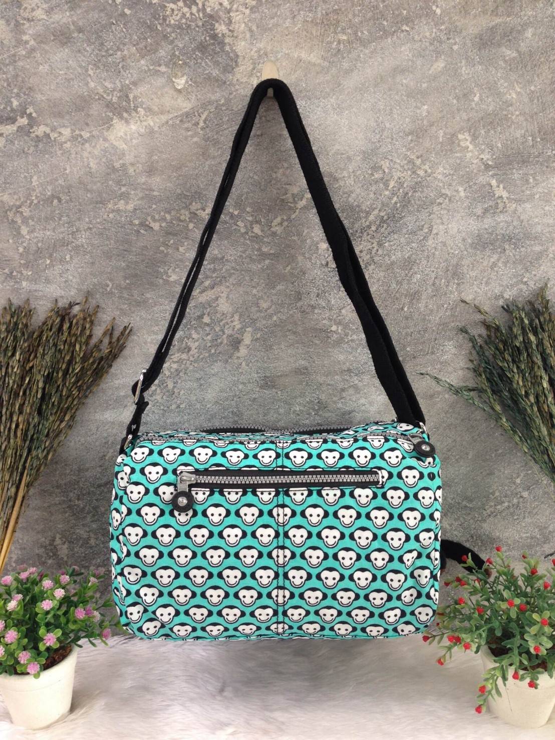 กระเป๋าสะพาย KIPLING รุ่น Reth วัสดุไนล่อนคุณภาพดี มาพร้อมดีไซน์ทันสมัย และสามารถใช้งานได้อย่างดี เข้ากับทุกการแต่งตัว โดดเด่นด้วยพื้นที่ภายในและช่องต่างๆ ที่ให้คุณจัดเก็บของสำคัญได้ครบถ้วน ไม่ว่าจะเป็นมือถือ ปากกา หรือไอเท็มจำเป็นของคุณ สายสามารถปรับและถ