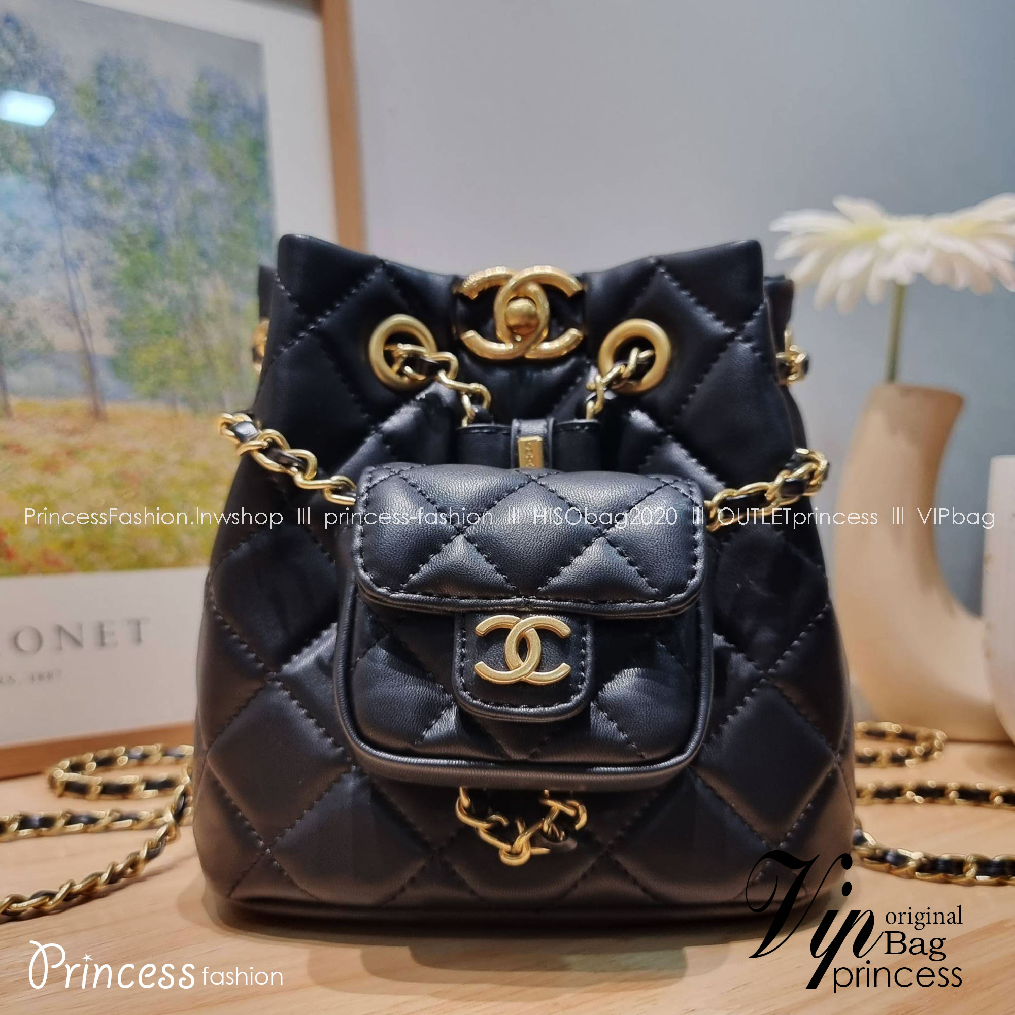 Chanel small backpack กระเป๋าสะพายหลังใบเล็ก โลหะสีทอง ดีไซน์ 2023 น้องน่ารักตะโกนม้าก!! กับกระเป๋าทรงเป้ ขนาดน่ารักน่าใช้ ดีเทลดีงาม มีใบลูกติดในตัวกระเป๋า สะดวกใช้สุดๆ