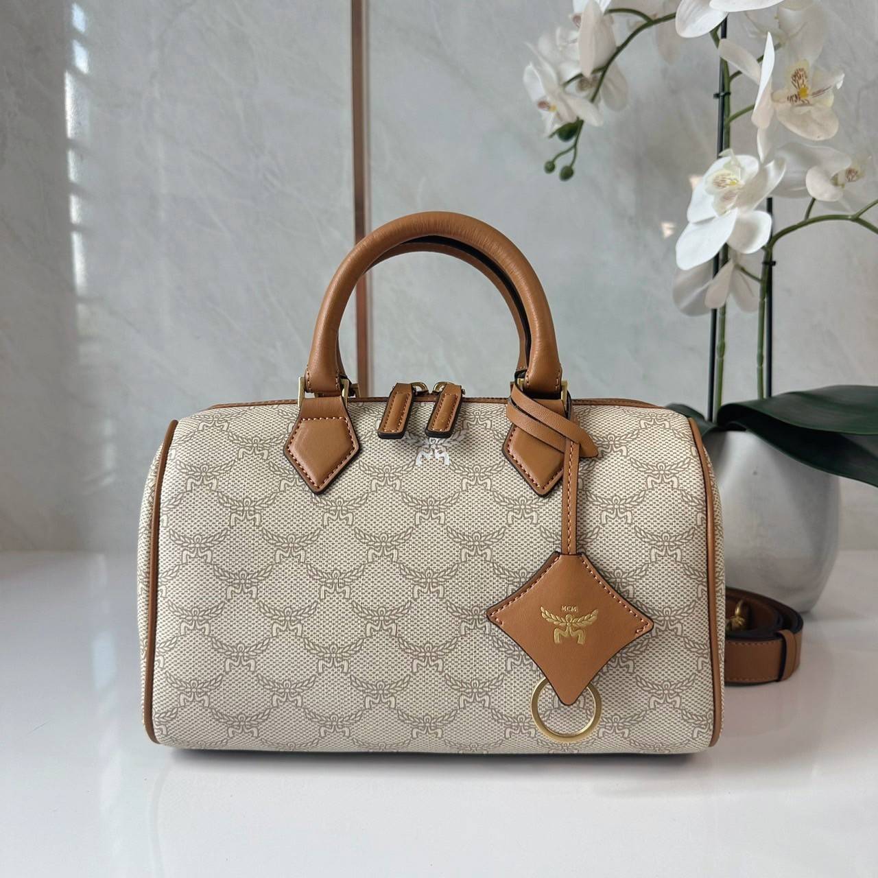 Small M.C.M Ella Boston bag in Lauretos pattern กระเป๋าทรงหมอนยอดฮิต คอลเลคชั่นใหม่ ไม่มีเอ้าท์ เกรดท็อปออริ 1:1 สลับแท้ ใช้งานต่างประเทศได้