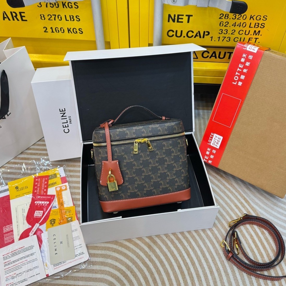 CELINE VANITY BAG พลาดไม่ได้เลยกับคอลสุดคิ้ว กับกระเป๋าถือ/สะพายได้ทรงกล่อง ใช้สะพายได้ทุกวันอย่างคล่องตัวดีไซน์ใหม่สวยลาสสิค