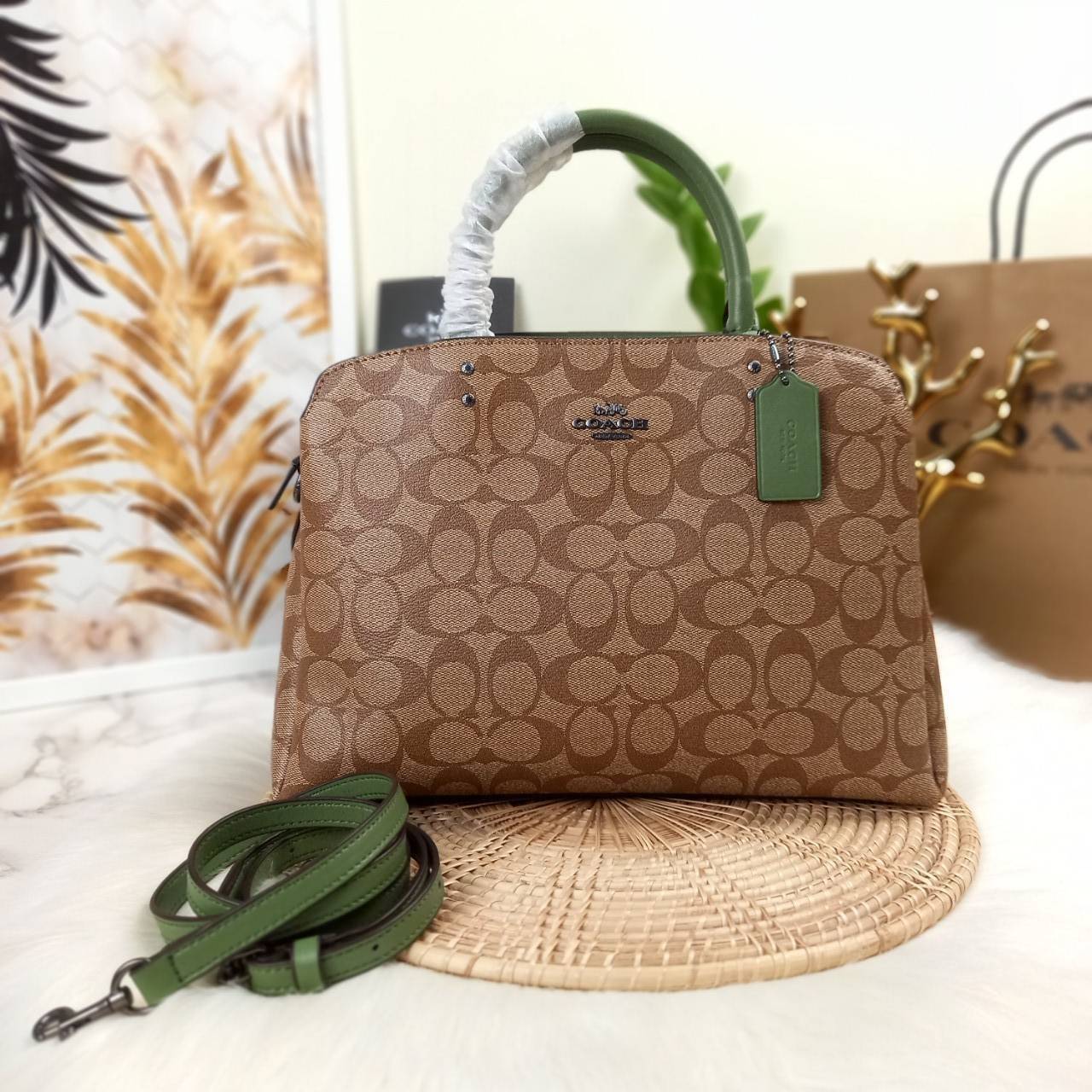 หัวใจจะวาย!! ละมุนมาก ลุคคุณหนูสุดๆ COACH MINI LILLIE CARRYALL (COACH F91494)🌺 ใช้ดีจนต้องบอกต่อ อีกแล้วจ้า ใครๆก็ถามหา😍>>>ทรงถัง รุ่นใหม่ 10 นิ้ว ขนาดกำลังดี เหมาะมือมาก มี 3 ช่องด้านใน ช่องกลาง เปิด-ปิด ด้วยซิป ส่วน 2 ช่องด้านข้