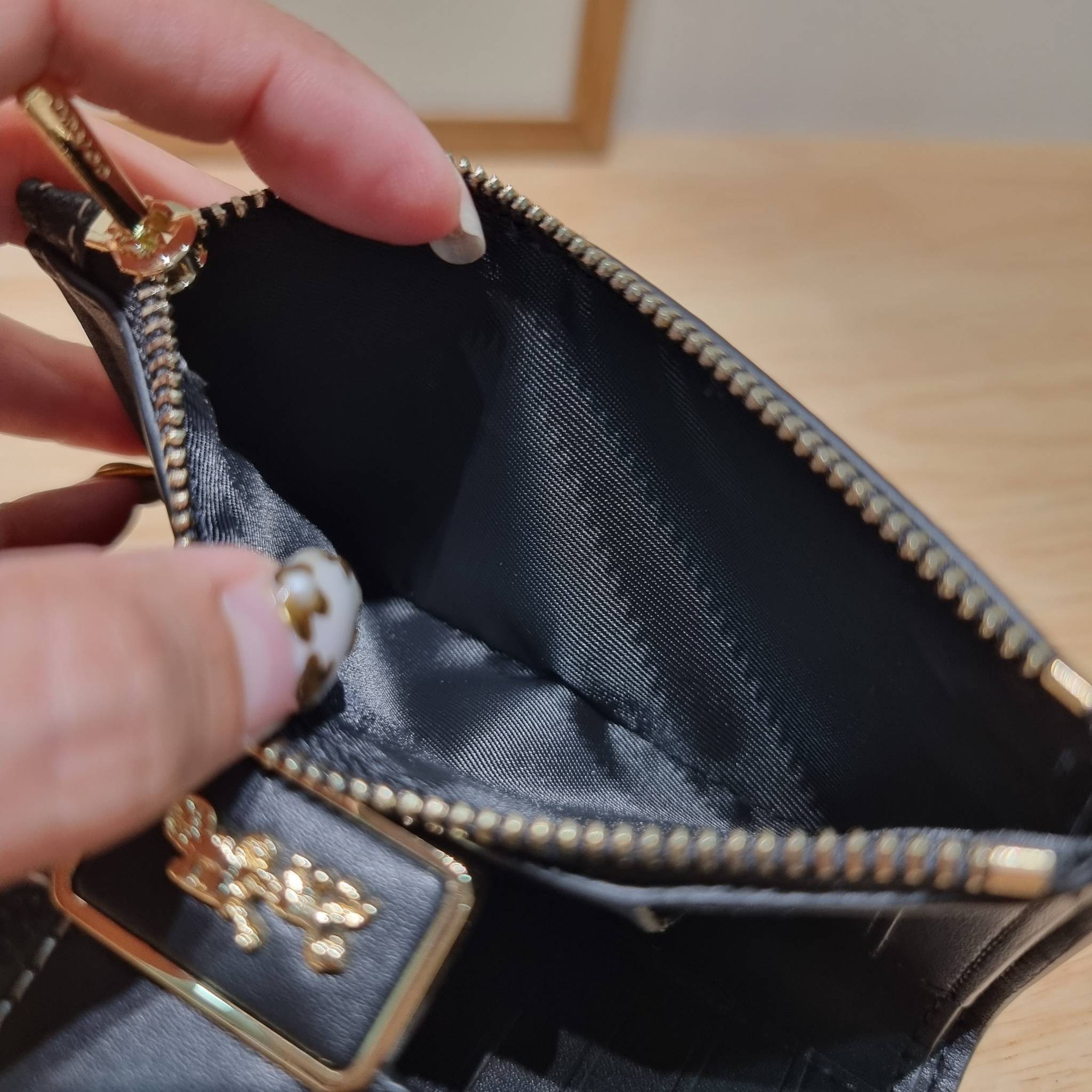 COACH MEDIUM GRACE WALLET IN SIGNATURE CANVAS CC061 CC060 CC059 พร้อมส่ง 5 สี กระเป๋าสตางค์ใบกลาง ดีไซน์หรู โดดเด่นด้วยโลโก้สไตล์วินเทจ คลาสสิค โทนสีใช้งานง่าย