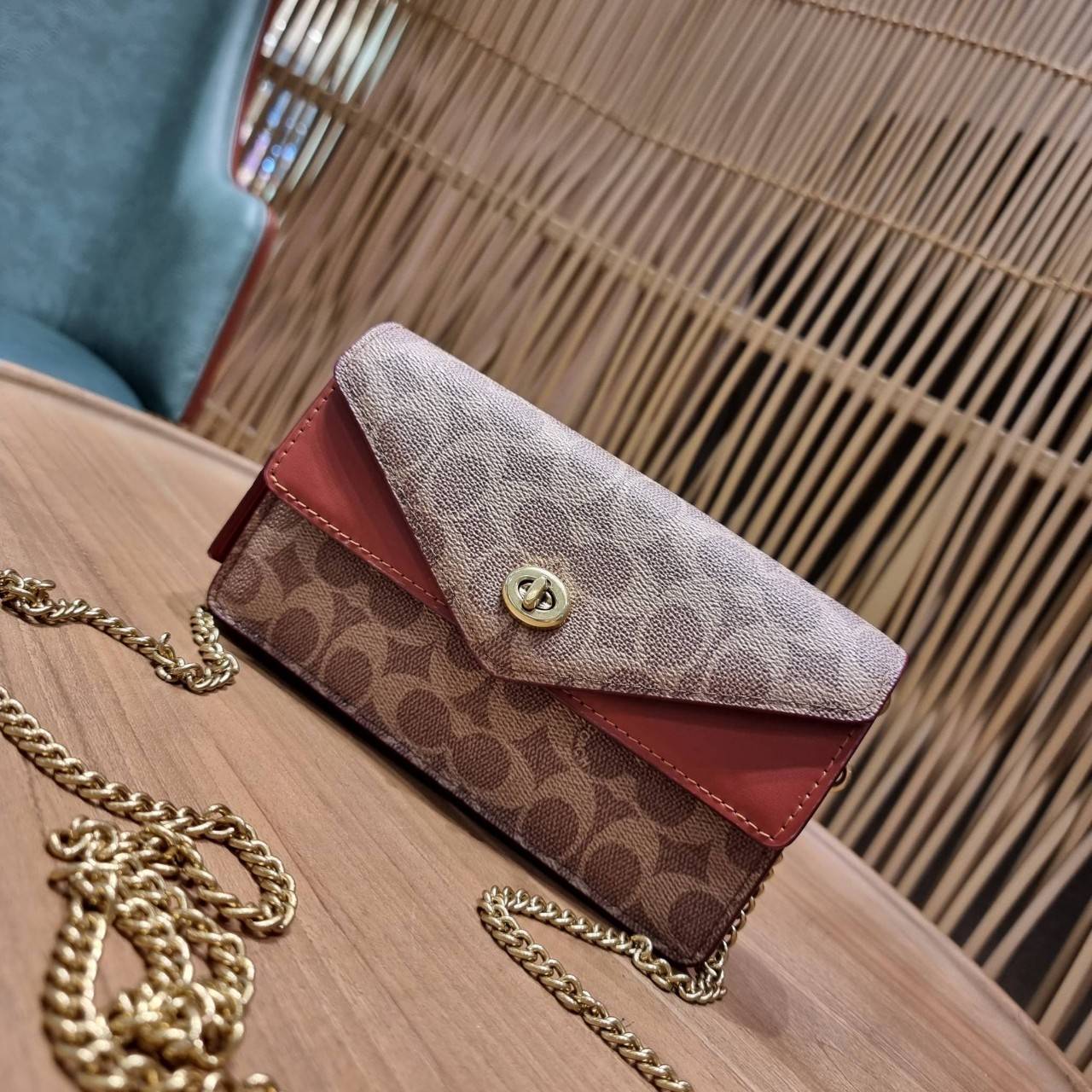 COACH C0838 ASTER CROSSBODY IN SIGNATURE CANVAS คอลเลคชั่นใหม่ล่าสุด กระเป๋าสะพายสวยอยู่ทรง ดีไซน์ไม่ซ้ำใคร จะสายคุณหนู สายถ่ายรูป ได้ใบนี้ไปยังไงก็ปังเว่อร์!! วัสดุหนังแคนวาสเคลือบลายสลับหนังแท้ เปิด-ปิดด้วยตัวบิดล็อค ชั้นในมีฝากระดุมปิดช่องย่อยอีกช่อง แ