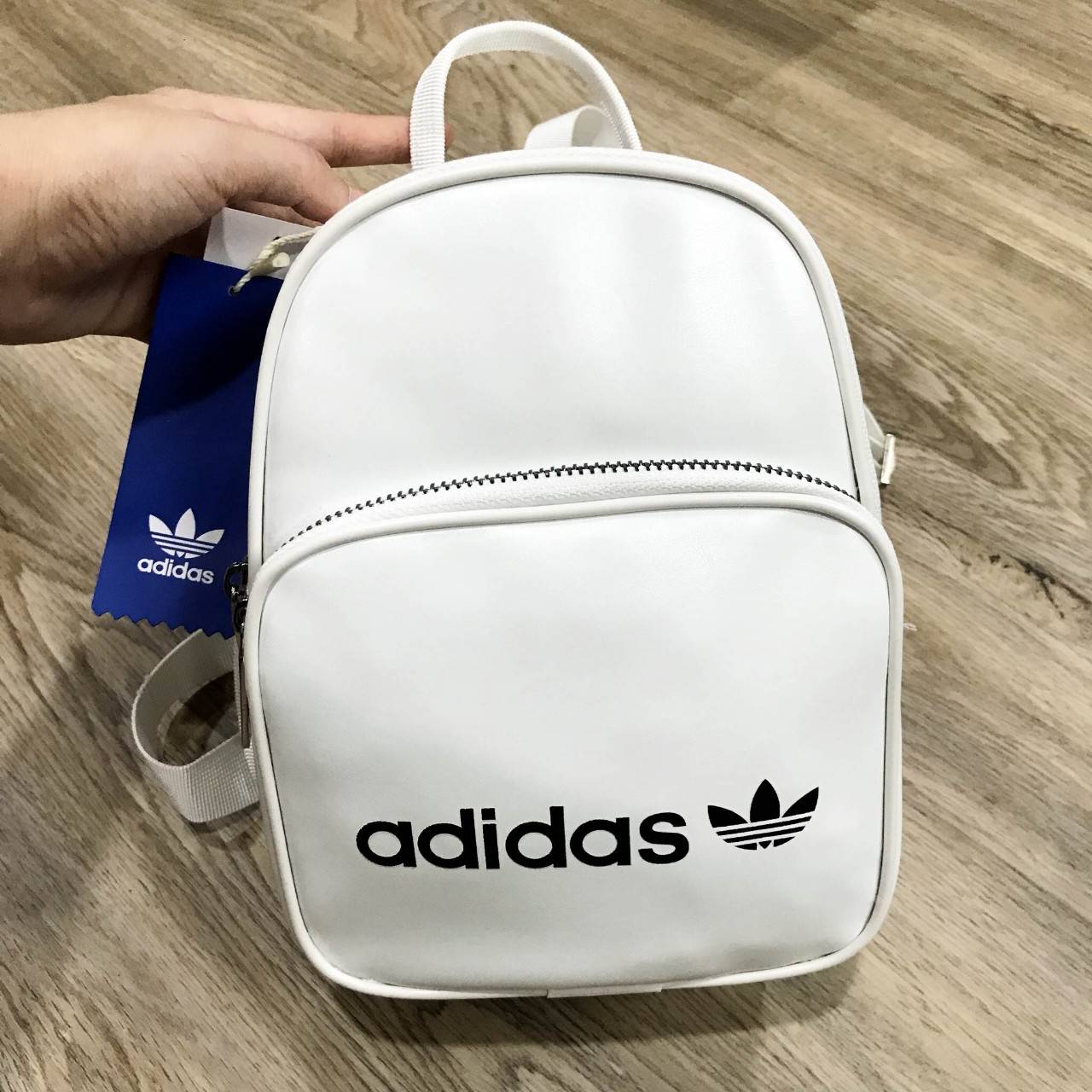 ADIDAS 2WAY MINI BACKPACK กระเป๋าเป้หรือสะพายหนังเรียบสไตล์ Sport ขนาดมินิ น้ำหนักเบา ด้านหน้ามีโล้โก้และช่องซิป เปิดปิดด้วยซิปสะดวกใช้ หัวซิปแบรนด์ ภายในมีช่องใส่ของ หูจับถนัดมือ สายสะพายปรับได้ freesize สามารถสะพายเป็นเป้ หรือกระเป๋าสะพาย Crossbody ได้2