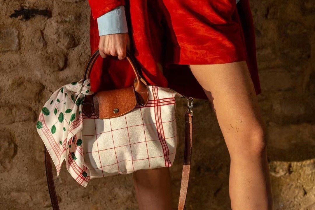 LONGCHAMP LE PLIAGE TORCHON Top handle bag - Red กระเป๋าถือขนาดเล็ก วัสดุผ้าฝ้าย อะไหลเงิน ตัดแต่งด้วยหนังวัวแท้ ผสมผสานแนวคลาสสิกแบบมินิมอลศิลปะการพับกระดาษแบบญี่ปุ่นดั้งเดิม