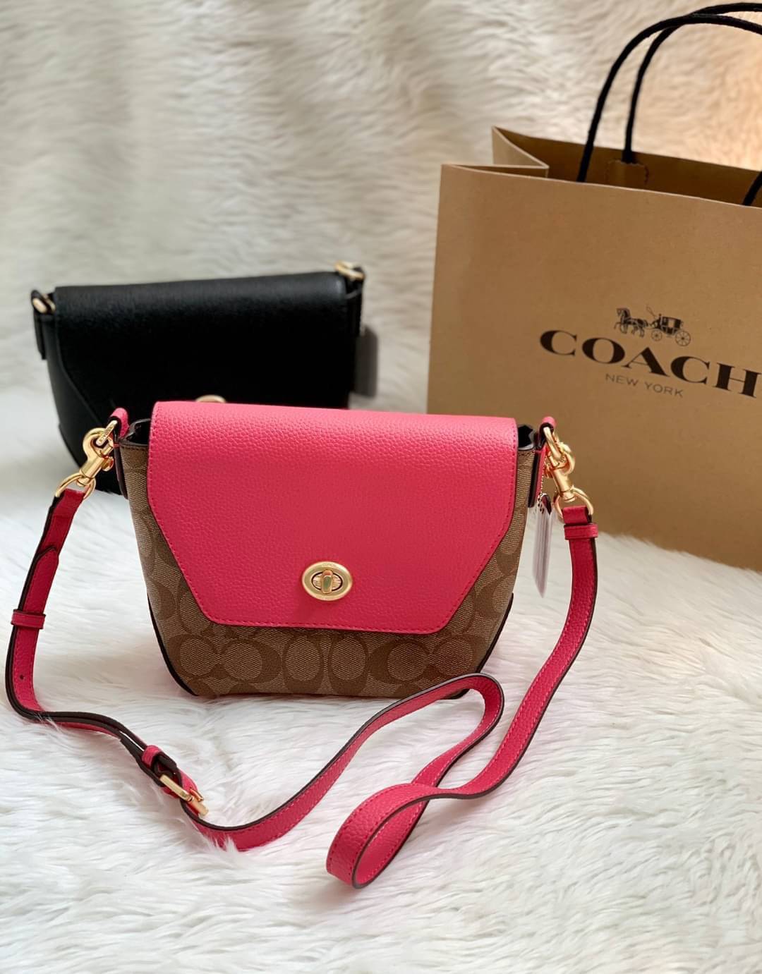 คอลเลคชั่นใหม่ ทั้งสวยทั้งคุณภาพค่ะ😘 COACH KARLEE CROSSBODY BAG 💐พร้อมส่ง ได้ไปไม่ผิดหวังแน่นอนค่ะ! สวยๆแบบคนดังระดับโลกกันค่าา กระเป๋าสะพายแบบครอสบอดี้ร์ หนังแท้นิ่มสวยงามมากๆค่ะ รูปทรงน่ารักกระทัดรัด เปิดปิดกระเป๋าแบบหมุนล็อค ภายในสามารถ