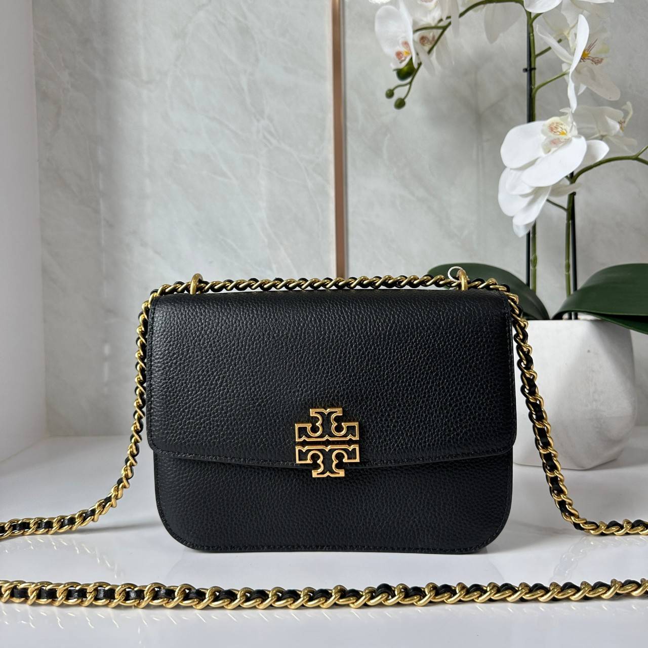 Tory Burch Britten Small Convertible Shoulder Bag คอลเลคชั่นใหม่สุดเรียบหรู กระเป๋าสะพายไหล่หรือสะพายข้าง วัสดุหนังอย่างดี