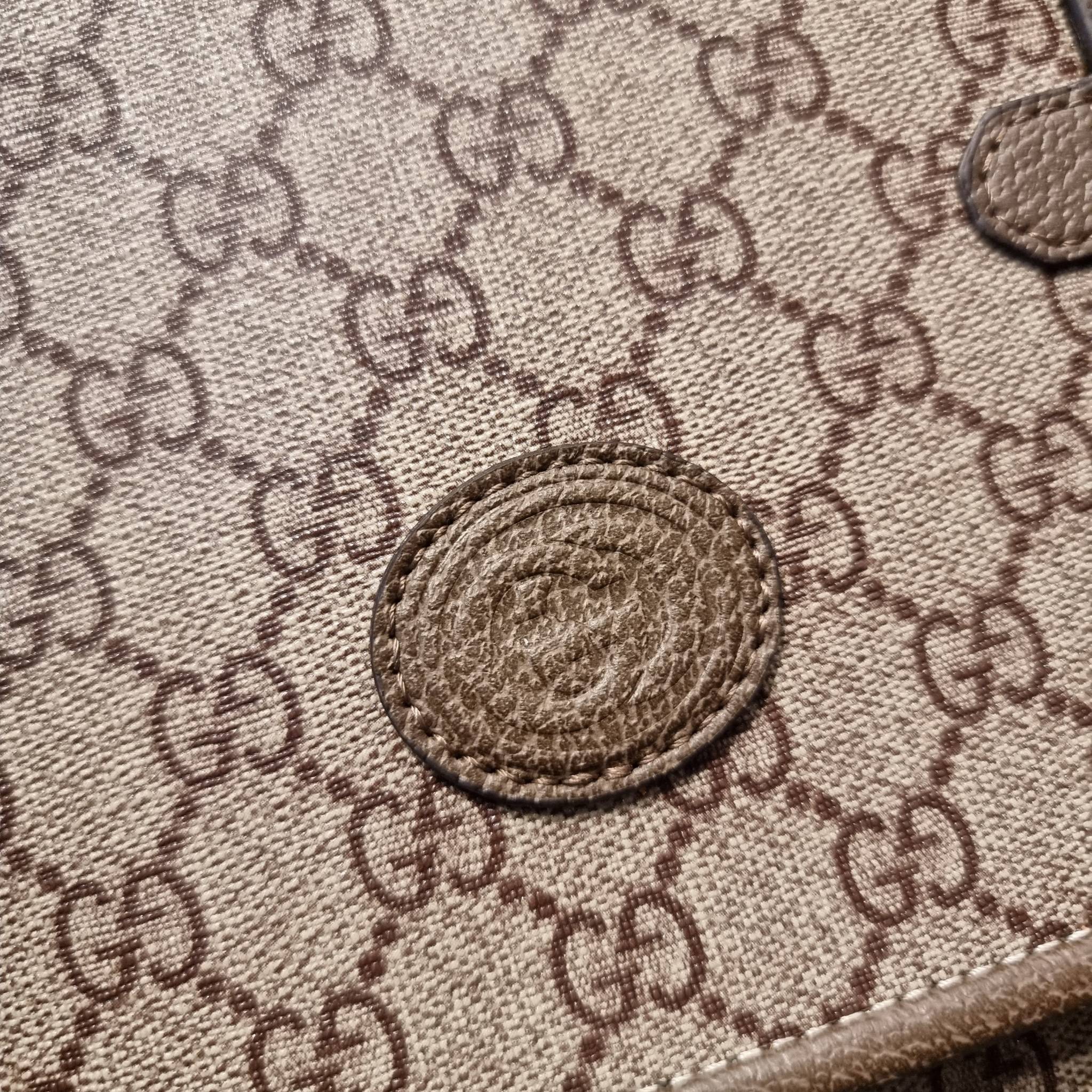 Gucci GG Supreme messenger bag GC MESSENGER VINTAGE BAG กระเป๋าสะพายข้างทรงแมสเซนเจอร์ ย้อนยุค ลุคผู้ดีแบบลูกคุณ ดีไซน์ unisex ใช้ได้ทั้งชายและหญิง พรีเมี่ยมกิ๊ฟวีไอพี วัสดุหนังแคนวาส ใช้งานง่ายด้วยฝาเปิดกระดุมแม่เหล็ก ด้านหลังมีช่องเก็บของจุกจิกได้ ภายใน