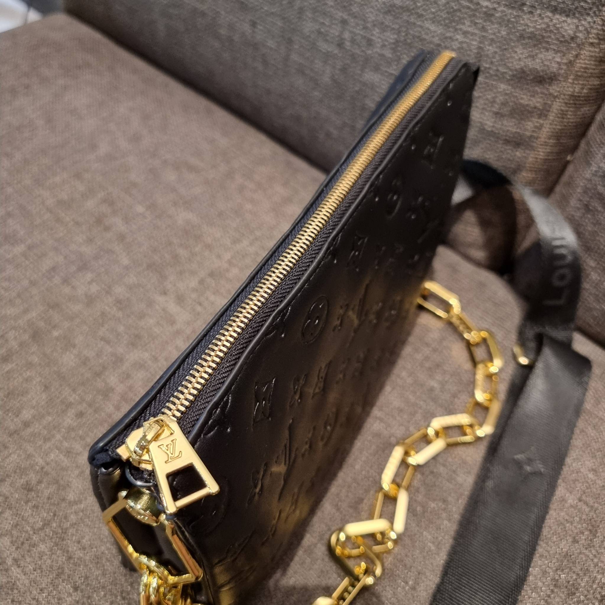 LV HANDLE POUCH MONOGRAM กระเป๋าสะพายกึ่งคลัชท์ สุดล้ำ ใหม่ล่าสุดมาแรงมาก ด้วยความสวยปังตั้งแต่แรกเห็น วัสดุหนังแกะปั๊มลายสวยคม มาพร้อมสาย 2 เส้น เลิศๆ มีสายโซ่ที่มีดีเทลละเอียดไม่ซ้ำ และสายสปอร์ตครอสบอดี้ ที่จะคล้องไว้ทั้งสองเส้นก็ดีงาม หรือสลับใช้ตามลุค