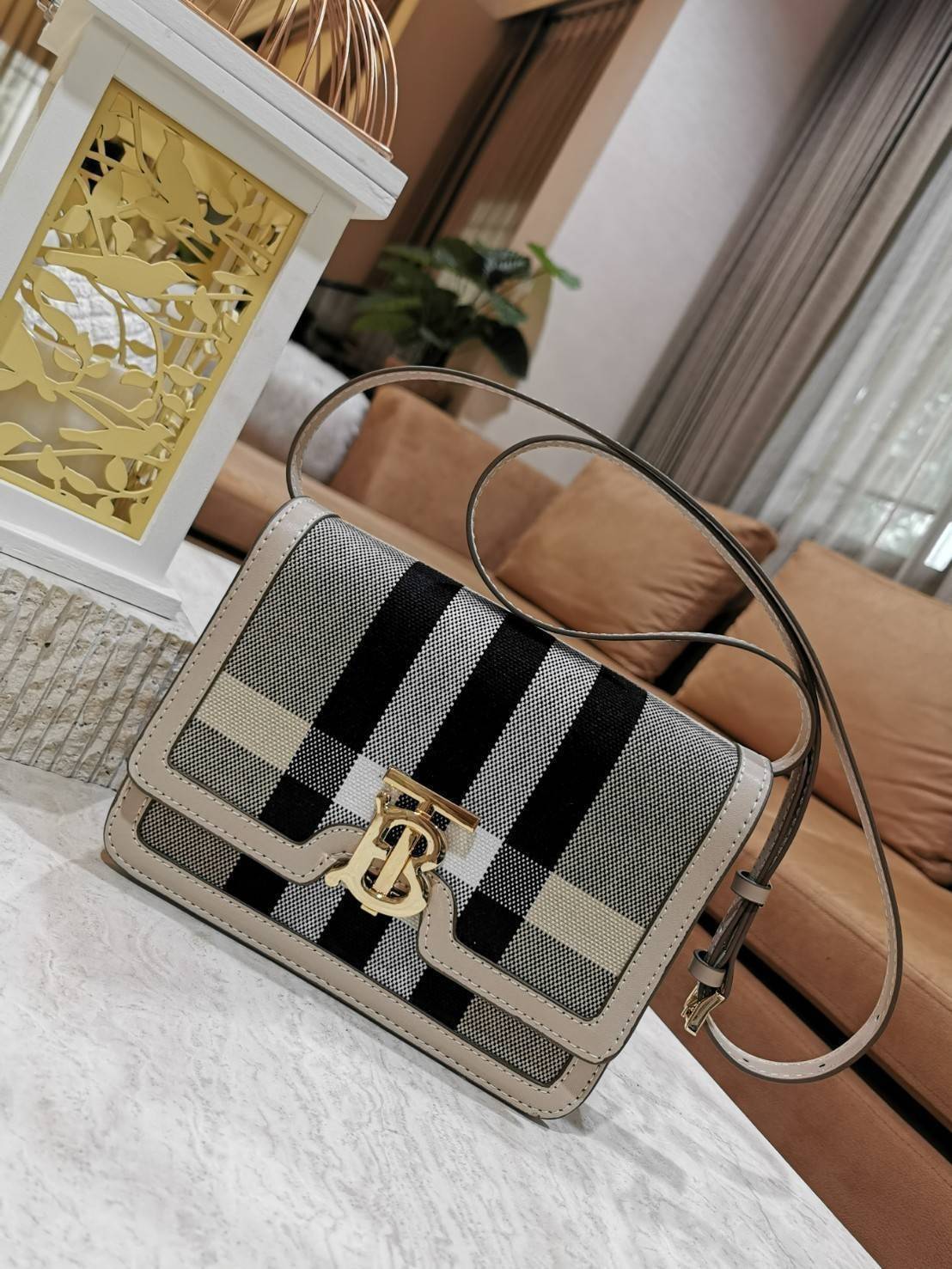 BURBERRY FRAGRANCES LEATHER CROSSBODY BAG VIP GIFT WITH PURCHASE (GWP) กระเป๋าสะพายพรีเมี่ยมกิ๊ฟรุ่นใหม่ล่าสุด Limited จาก BURBERRY Perfume DutyFree วัสดุ Canvas & Leather ลาย Vintage คอลเลคชั่นใหม่ทรงเหลี่ยมสวยหรูดูดี เปิดปิดด้วยฝาปิดสัญลักษณ์รูปTB ภายใน