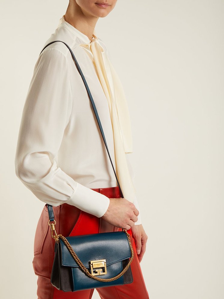 หนังแท้ Givenchy GV3 Bag 9” สวยหรู ดูเป็นคนมีเทสดีเลยค่าา ดีไซน์คือสวยมีคลาส มีระดับสุดๆ พร้อมสายโซ่อะไหล่ทอง ละมุนตามากค่าา รุ่นนี้ขายดีมาก ได้มาน้อยด้วยนะคะ สาวๆ รีบจับจอง อย่าคิดนาน ราคานี้กับคุณภาพถือว่าคับแก้วมั๊กมากกกก ไม่ซื้อทนไหว ^^