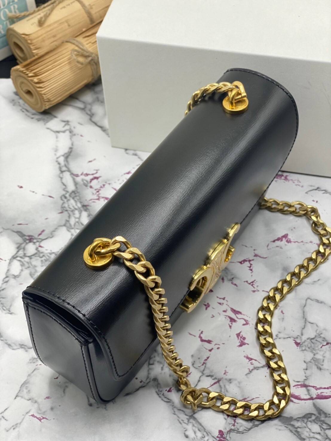 หนังแท้ CELINE CHAIN SHOULDER BAG / CELINE TRIOMPHE พร้อมส่งที่ไทย กระเป๋าเรียบหรูและดูทันสมัย ให้คุณเลือกสะพายในชีวิตประจำวันเข้ากับการแต่งตัวสบาย ๆ หรือจะสะพายออกงานปาร์ตี้สังสรรค์ก็ช่วยให้คุณดูโดดเด่น มีรูปทรงที่ดูแข็งแรงจึงไม่เสียรูปทรงแม้ใส่ของจำนวนม