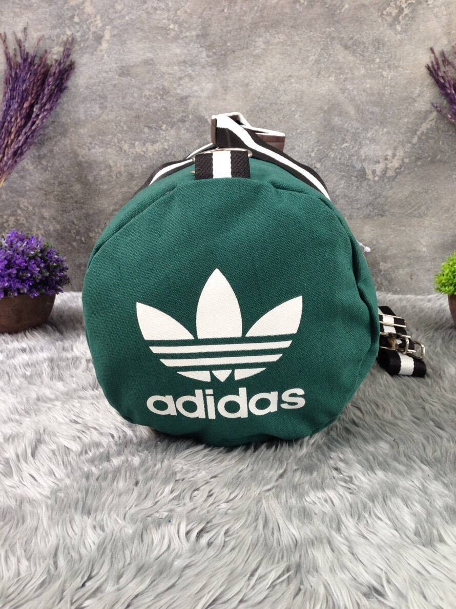 Adidas Travel Canvas Bag กระเป๋าเดินทางทรงหมอน ดีไซน์ sport วัสดุ canvas ด้านหน้าสกรีนแบรนด์ น้ำหนักเบา หูหิ้วมีหนังจับถนัดมือ ซิปแบรนด์ ช่องหลักเปิดปิดด้วยซิป ภายในกว้างใส่เสื้อผ้าได้ มีช่องเล็ก มาพร้อมสายยาว ถอด ปรับได้ค่ะ