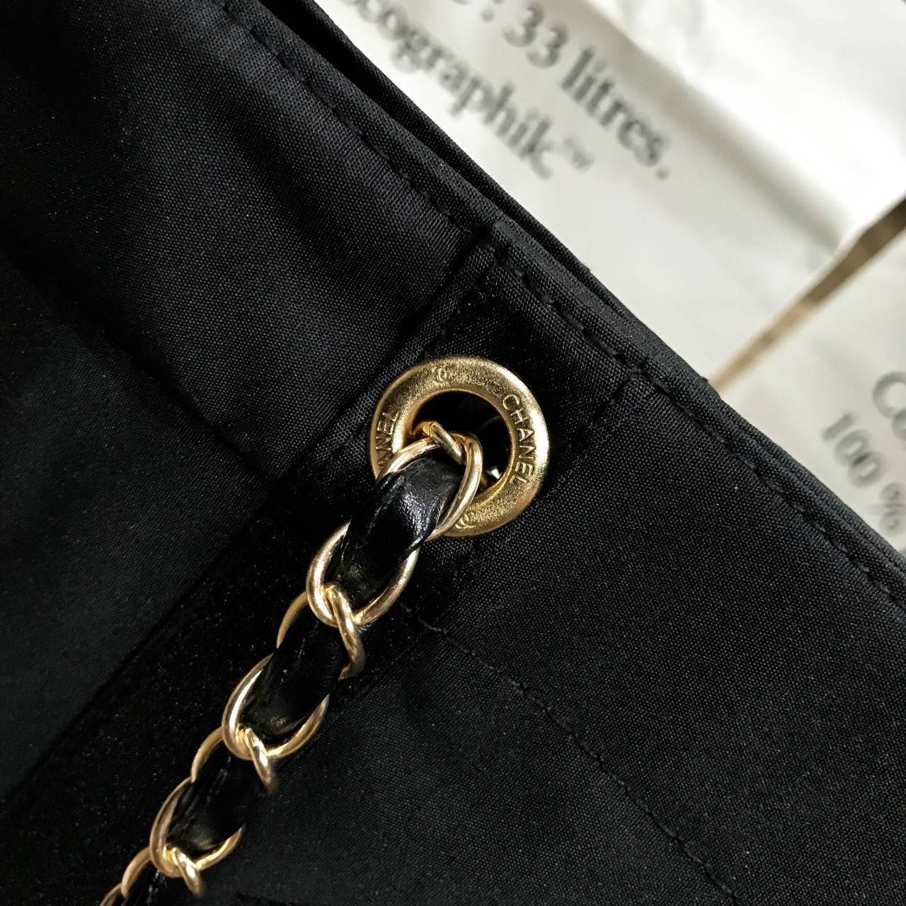 Chanel Beaute Black Sequin Shopping Bag VIP Gift With Purchase (GWP) กระเป๋าสะพายทรง Shopping VIP. gift & Limited Edition ของแท้นำเข้าจากเคาน์เตอร์ Chanel Beaute ใบใหญ่กำลังดี ประดับเลื่อมสีดำ โลโก้ CC ทั้ง 2 ด้าน เปิดปิดด้วยกระดุมแม่เหล็ก มาพร้อมสายโซ่ทอ