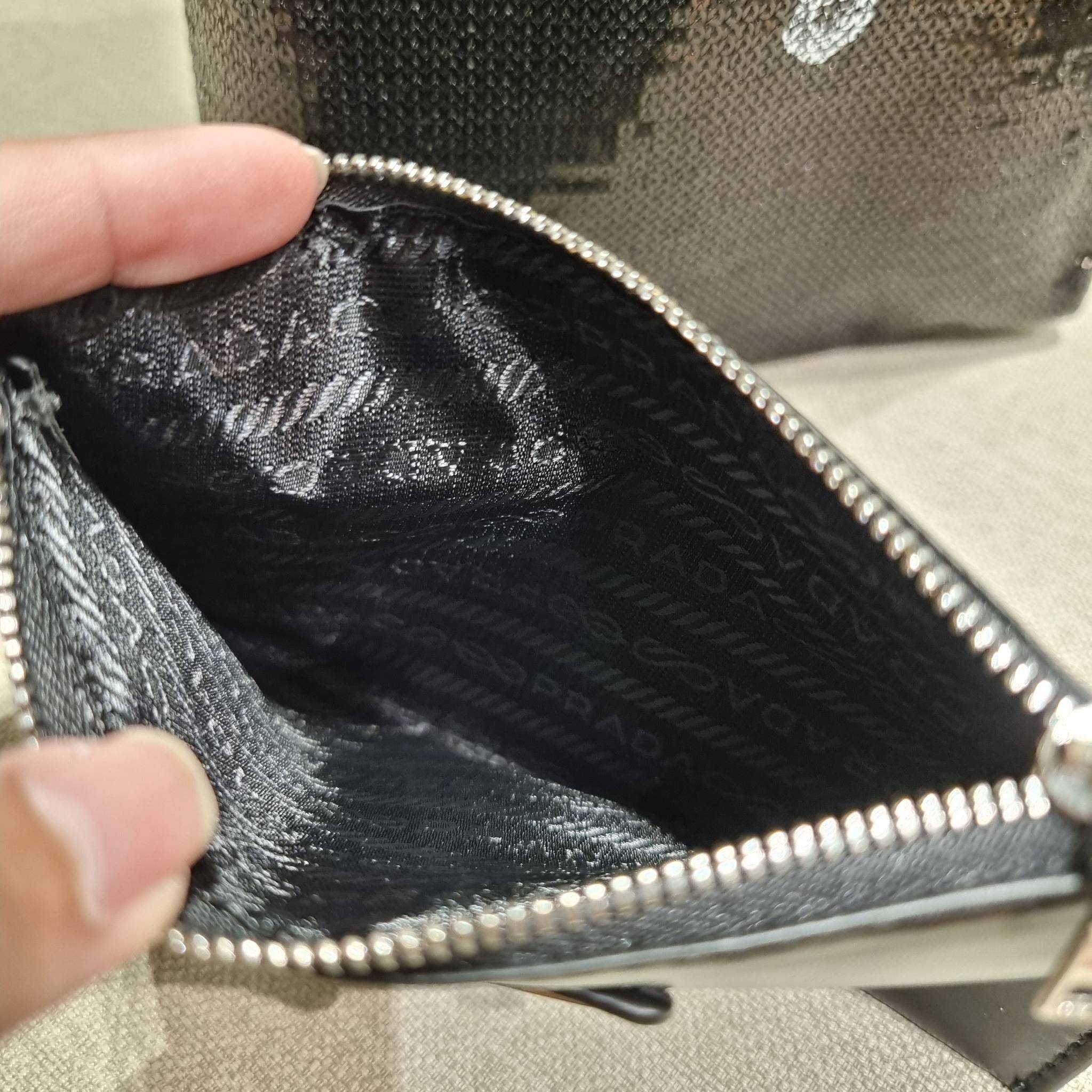 PRADA SMALL SEQUINED MESH TOTE BAG เอาใจสายแฟอีกครั้ง!! กระเป๋าทรงโท้ท ขนาดเล็ก ที่มีดีเทลฝีมือ ด้วยการเรียงร้อยแผ่นเลื่อมเป็นตาข่ายรอบใบ ตัดขอบด้วยหนังสังเคราะห์ พิเศษพร้อมใบลูกให้ด้วย ทรงใช้งานง่าย ภายในโล่งกว้าง ถือไปเรียน ไปเที่ยว ไปทำงาน พกพาง่ายสุดๆ