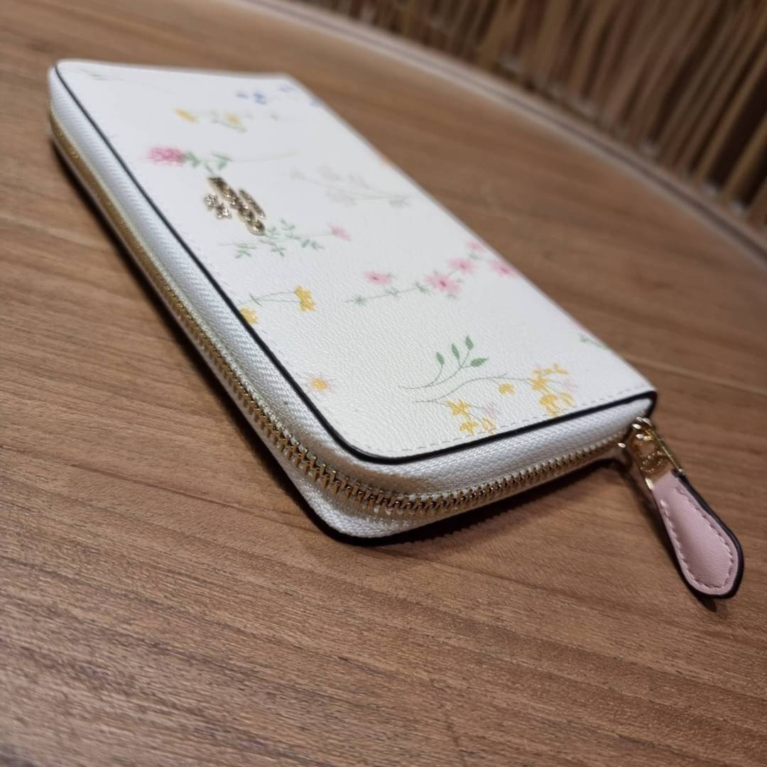 COACH ACCORDION ZIP WALLET IN SIGNATURE CANVAS WITH DAISY BUNDLE / MEADOW PRAIRIE / SPACED WILDFLOWER / DAISY BUNDLE PRINT C0033/F31778/69832 กระเป๋าสตางค์ใบยาว ลวดลายน่ารักน่าใช้มากๆ พื้นเป็นลายซีเอกลักษณ์ วัสดุหนังแคนวาสเคลือบลาย เปิด-ปิดด้วยซิปรอบ ใส่ม
