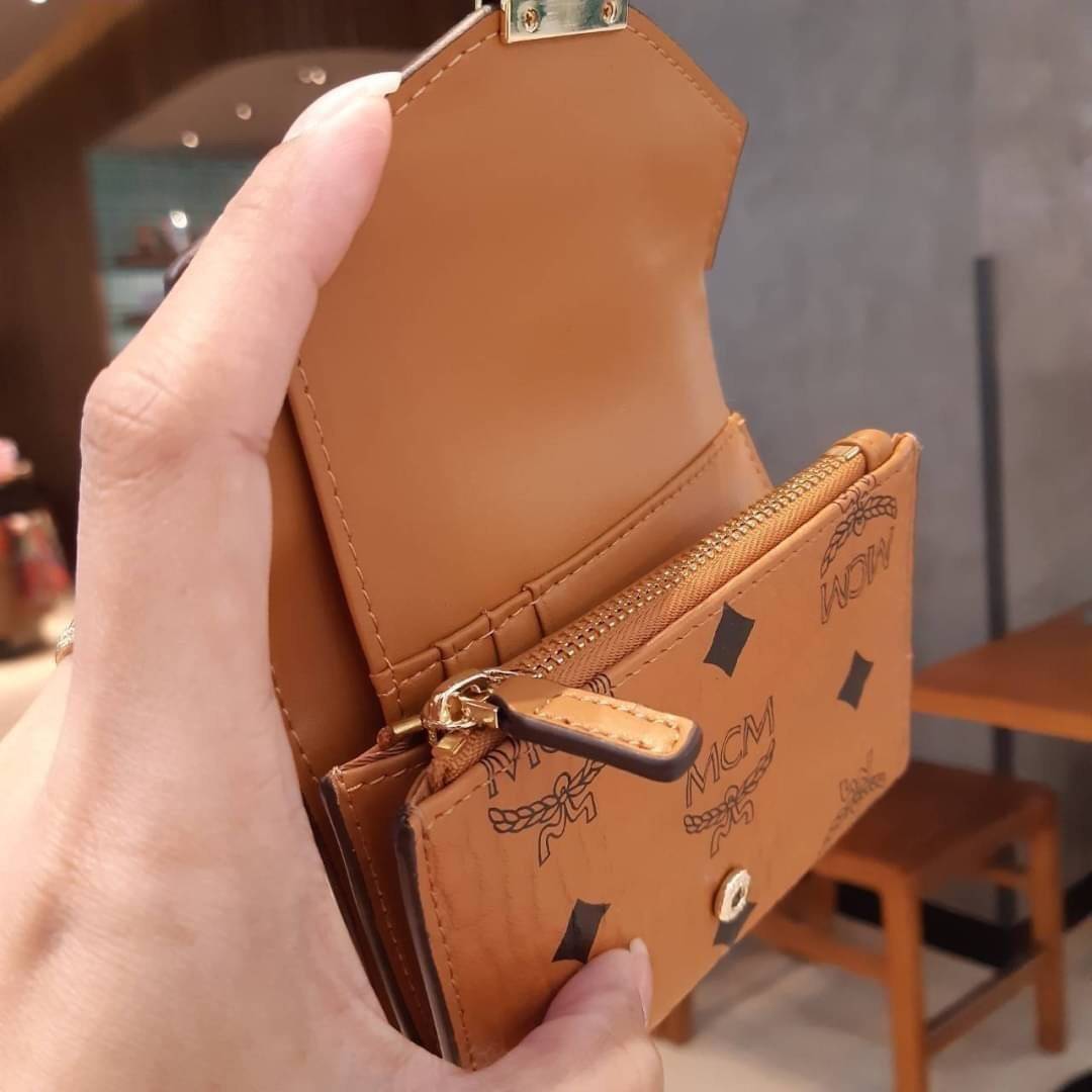 M.C.M PATRICIA THREE-FOLD WALLET IN VISETOS กระเป๋าสตางค์ใบเล็ก รุ่นฝาพับ unisex ใช้ได้ทั้งหนุ่มๆและสาวๆน้า ใช้งานง่าย ด้วยกระดุมโลโก้ พกพาง่าย วัสดุหนังแคนวาสคุณภาพดี ภายในเป็นหนังแท้ นิ่ม สวย ใส่บัตรได้เยอะ ใส่ธนบัตรได้ทุกชนิด ในช่องมีที่ใส่บัตรพิเศษภาย