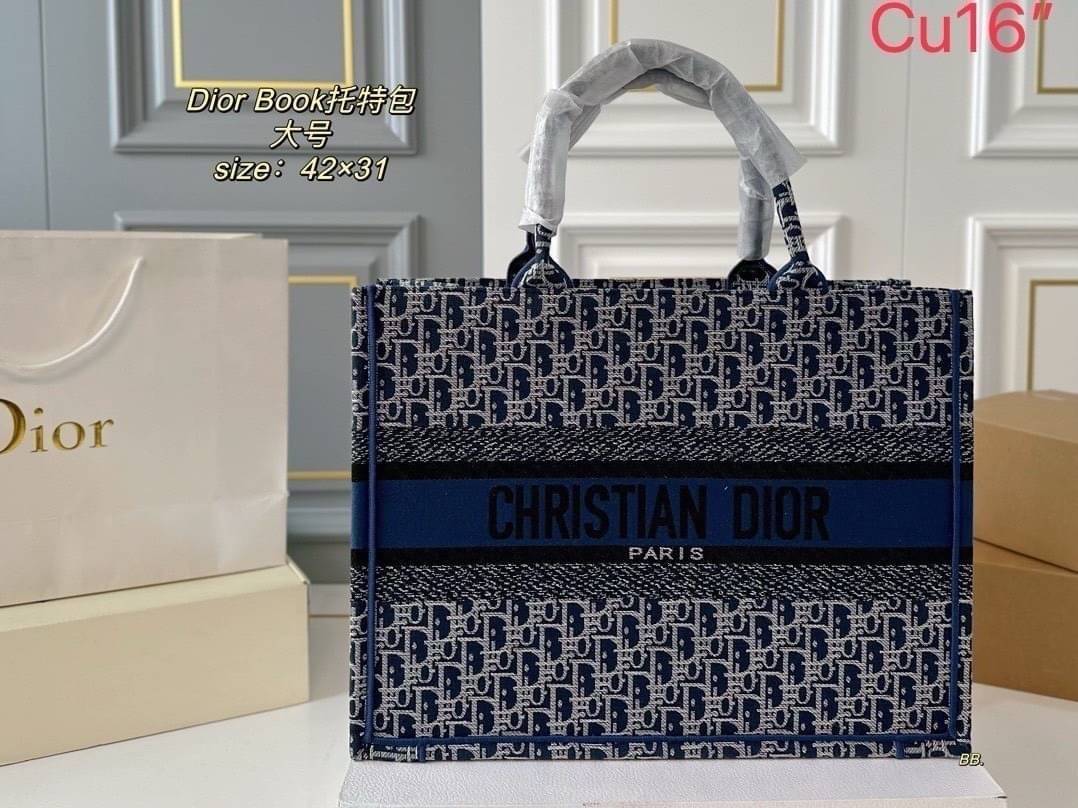 DIOR Book Tote Oblique denim jacquard กระเป๋าทรงโท้ทรุ่นใหม่ งานเดนิม โทนสีเป็นเอกลักษณ์ได้อย่างลงตัว คมชัดสวยงามและหรูหราในตัว ใช้งานง่าย ด้านในกระเป๋ากว้างมาก จุของได้สบายๆ