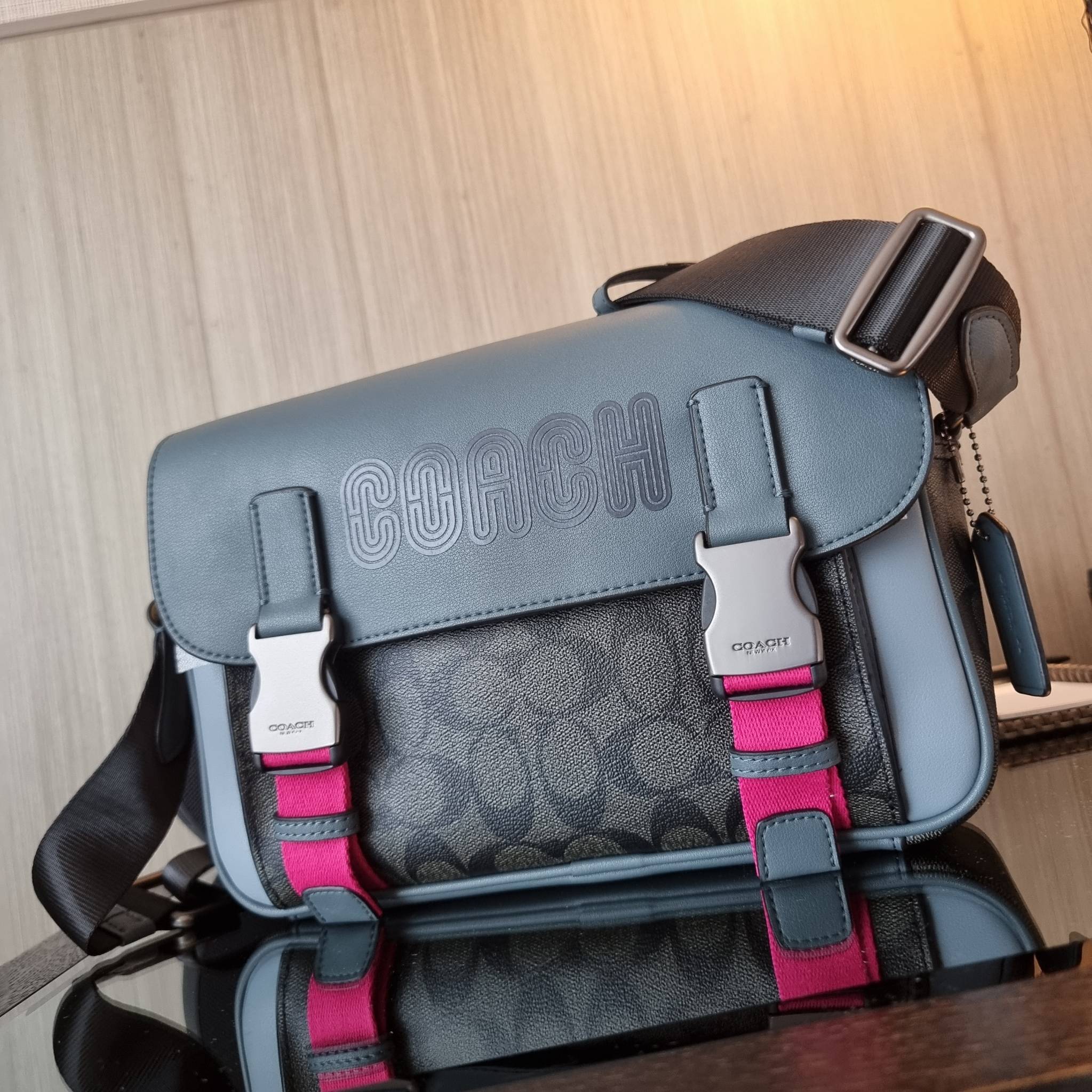 COACH TRACK CROSSBODY IN COLORBLOCK WITH COACH PATCH C6657 C8128 หล่อบอกต่ออีกหนึ่ง กระเป๋าสะพายทรงแมสเซ็นเจอร์ รุ่นเอาใจหนุ่มๆ ที่สาวๆก็อยากใช้!! ด้วยดีไซน์สีคัลเลอร์บล็อคที่โดดเด่น ทำให้ดูน่าใช้งาน วัสดุหนังแท้ สวยคมซ่อนหรู ฝากระเป๋ามีตัวล็อคแน่นหนา เปิ