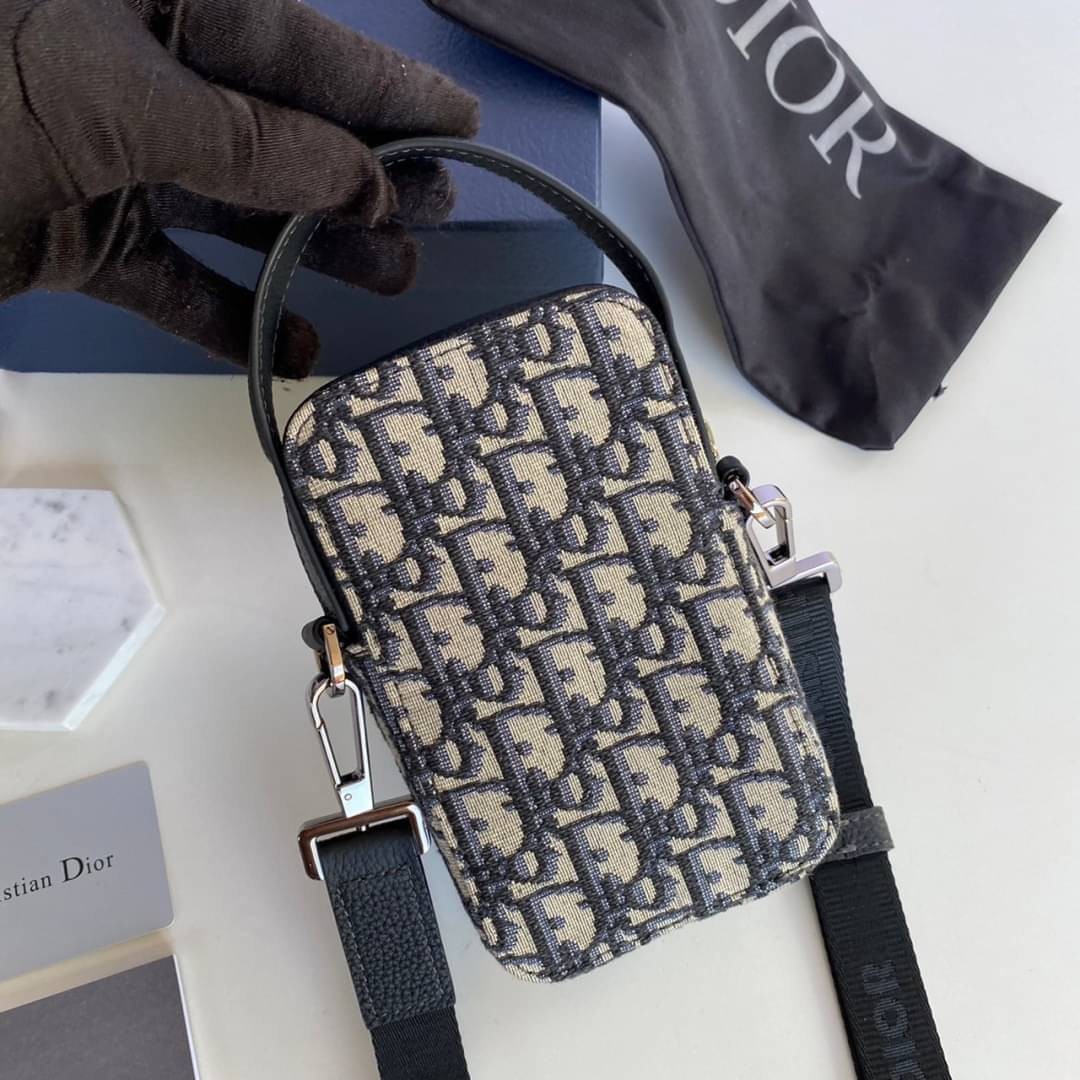 DIOR Micro Rider Pouch Beige and Black / Dior phone bag เกรดออริจินอล กระเป๋าสะพายใส่โทรศัพท์ใส่บัตร สายสะพายข้างถอดได้ ปรับระดับได้ การตัดเย็บละเอียด ตอบโจทย์การใช้งาน ภาพสินค้าถ่ายจากงานขายจริงใช้งานต่างประเทศได้