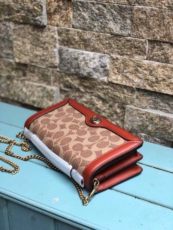 ของแท้ 💯% Coach Riley Chain Clutch In Colorblock Signature Canvas