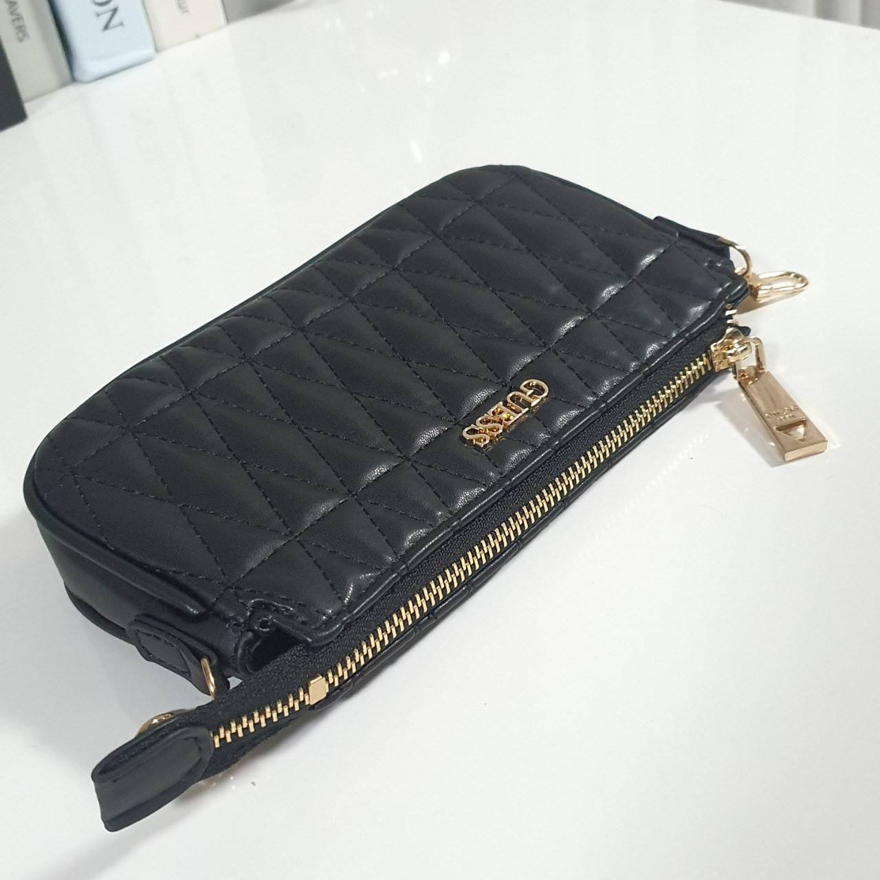 ของแท้ ซื้อ1ได้ถึง2 กับ แบรนด์ GUESS รุ่น ARIE DOUBLE POUCH CROSSBODY BAG กระเป๋าสะพายไหล่-ครอสบอดี้ ใช้ได้หลายสไตล์