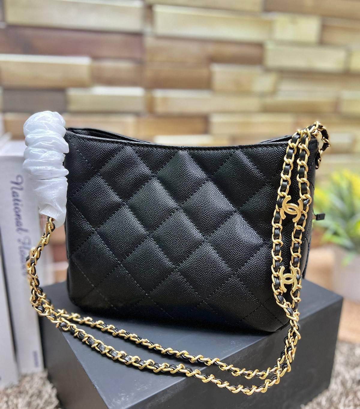 CHANEL กระเป๋าหิ้วหรือสะพายไหล่ หนังแท้ลสบคาเวียร์สวยงามมากๆ 🌟โดดเด่นด้วยสายของกระเป๋ามีโลโก้แบรนด์ประดับ หรูมากๆค่ะ เปิด-ปิดกระเป๋าแบบหมุนล็อค ภายในใส่กระเป๋าเงินใบกลาง;มือถือได้ทุกรุ่น;ของจำเป็นจุกจิกอื่นๆได้หลายอย่าง มีช่องเล็กให้ใส่ของจุกจิกนะ