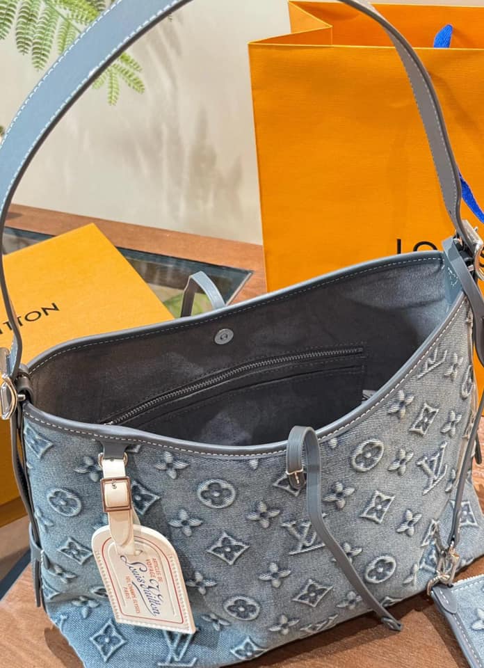 LV Carryall Denim Vintage Tote Bag กระเป๋าทรงโท้ทเดนิมสไตล์วินเทจ รุ่นใหม่ปั้มนูนลายโมโนแกรมบนเดนิมสุดไอคอนิก ที่ใครเห็นต้องเป็นคลั่งรัก ผู้ดี หรูหราได้ทุกลุค ทุกสไตล์