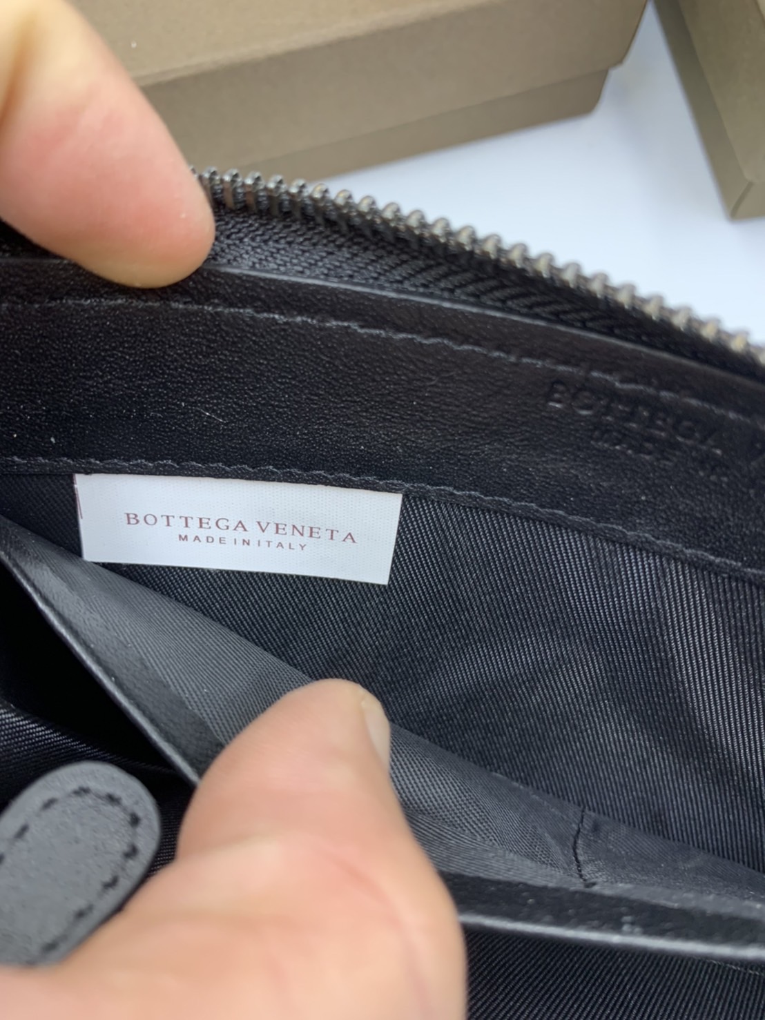 หนังแท้ BOTTEGA VENETA LONG WALLET ZIP AROUND / BV Wallet / BV Long Wallet พร้อมส่งที่ไทย กระเป๋าสตางค์ใบยาวซิปรอบ งานหนังแท้ทั้งใบ รุ่นตามหา เป็นรุ่นยอดนิยม ใช้ได้ทั้งหญิงชาย คลาสสิกหยิบมาใช้งานได้บ่อยที่สุด ใช้ทนทานได้นานภาพสินค้าถ่ายจากงานขายจริง ใช้งา