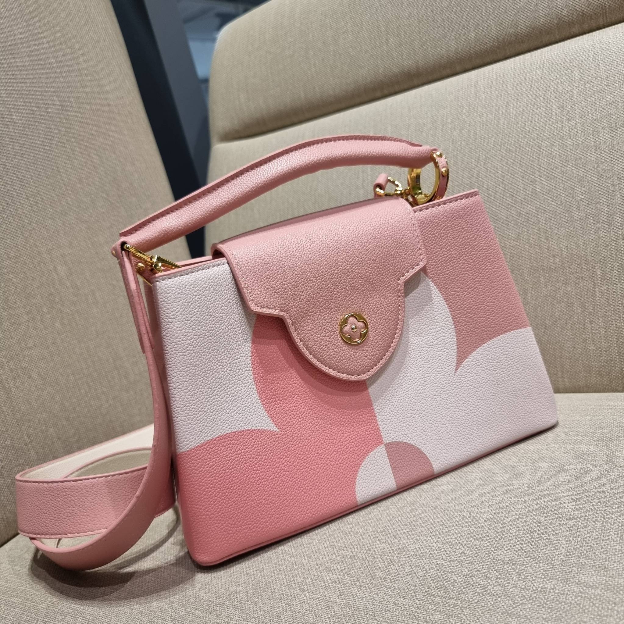 LV capucines top handle ที่สุดของความสวยในราคาเบาๆ กระเป๋าถือสุดหรู ดีไซน์ทรงคลาสสิค พร้อมลวดลายหรูหรา มาพร้อมหูจับในตัว ด้วยรูปทรงวินเทจและวัสดุหนังลูกวัว สัมผัสดี ขับผิว ทำให้ไอเท็มนี้สะกดทุกสายตาจริงๆ และยังมีลูกเล่นที่ฝาปิดกระเป๋า ที่สามารถปิด หรือสอด