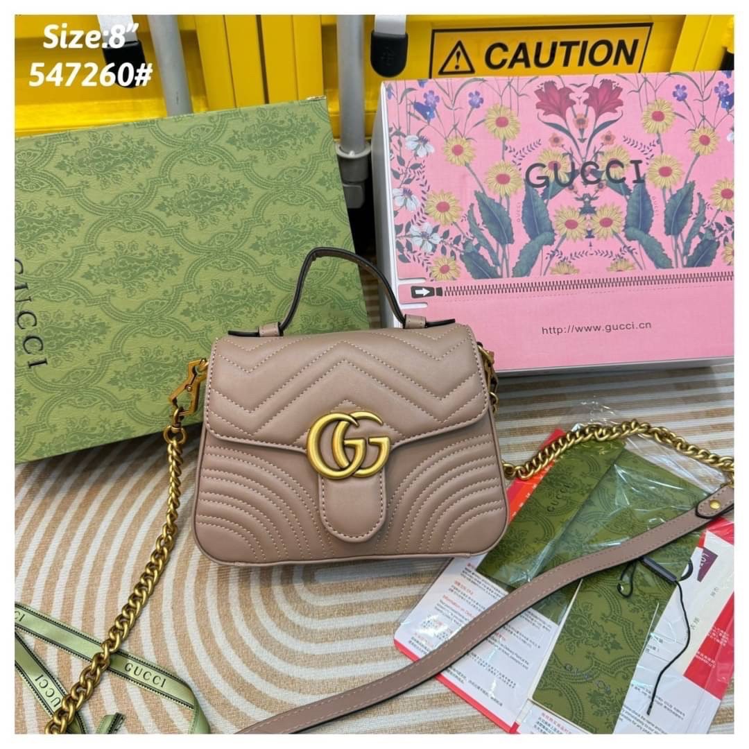 GUCCI GG Marmont mini top handle bag กระเป๋าสะพายข้างรุ่นคลาสสิค ดีไซน์ใหม่พร้อมหูจับในตัว ใช้งานง่าย สายสะพายยาวถอดได้ ถือออกงานก็ปัง สะพายเป็น Every Look ก็เลิศมาก สวยหรูดูแพง อัพลุคได้สบายๆ