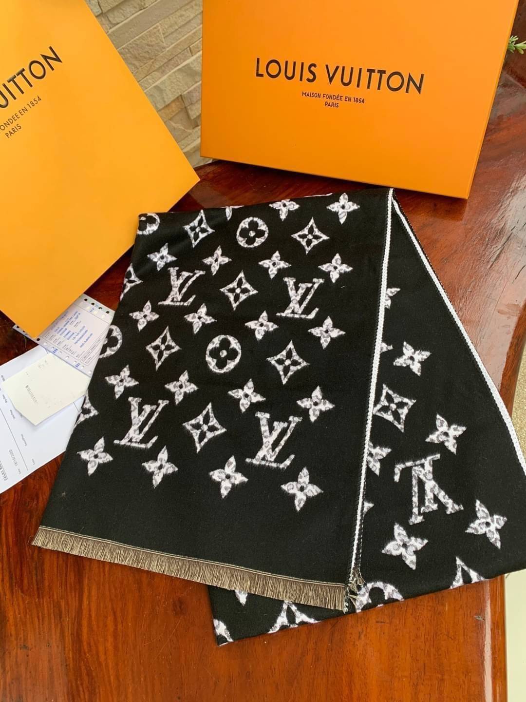 Louis Vuitton Women’s Scarves Accessories อีกหนึ่งแบรนด์ดังจากปารีส ด้วยงานพรีเมี่ยมกิ้ฟ ส่งมอบความรู้สึกดีๆให้กับคนที่คุณรัก ในรูปแบบผ้าพันคอและผ้าคุมไหล่ผืนใหญ่ให้ความอบอุ่น ถักทอด้วยผ้าcashmere ผ้าเนื้อดี สัมผัสนุ่มมือ ทอลายในตัว สีและลายคมชัด เหมาะสำห